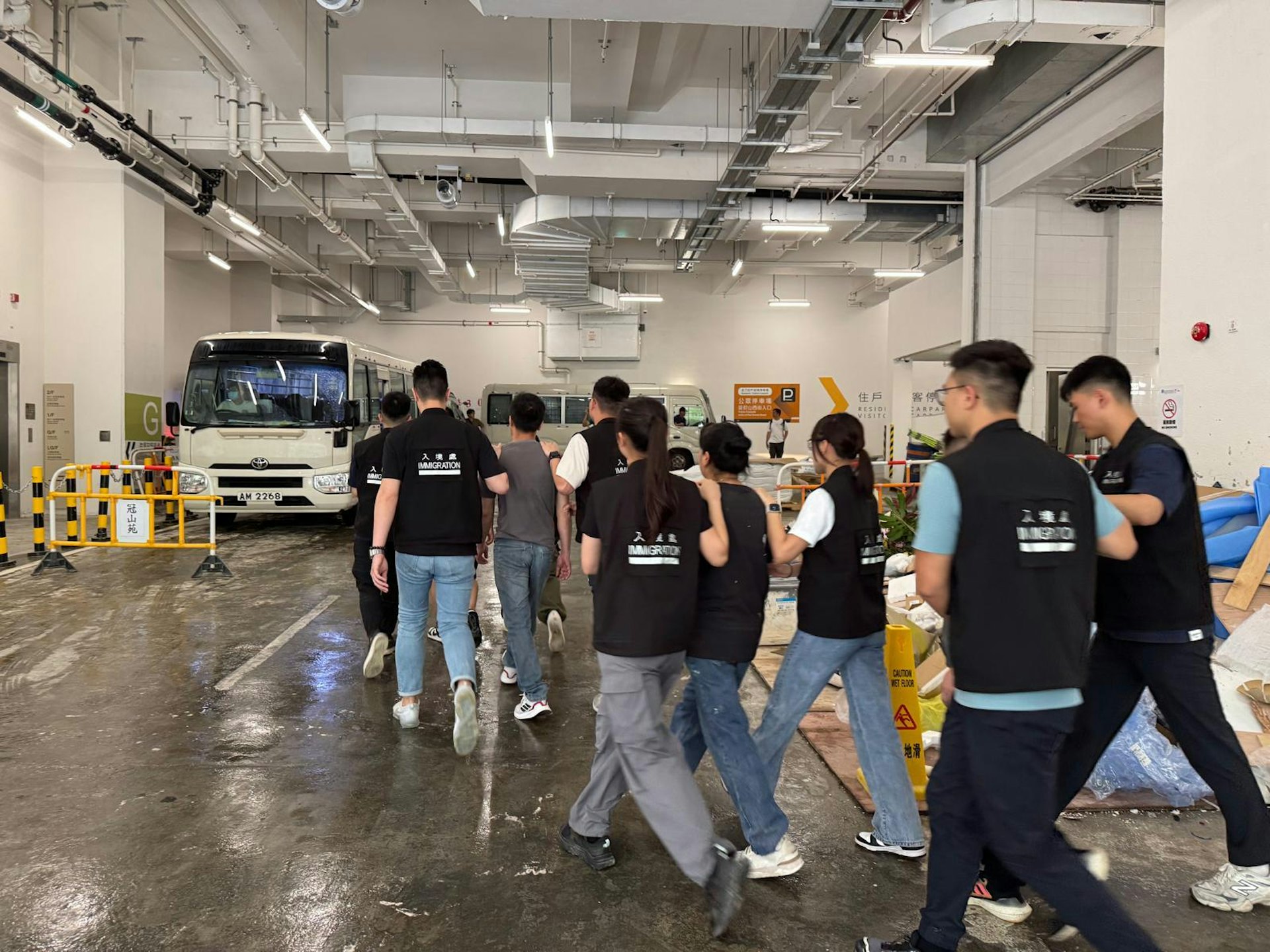 入境處突擊巡查293個住宅單位或處所,拘捕了13名內地非法勞工,8名聘用非法勞工的男僱主。(入境處提供) 入境處突擊巡查293個住宅單位或處所,拘捕了13名內地非法勞工,8名聘用非法勞工的男僱主。(入境處提供)