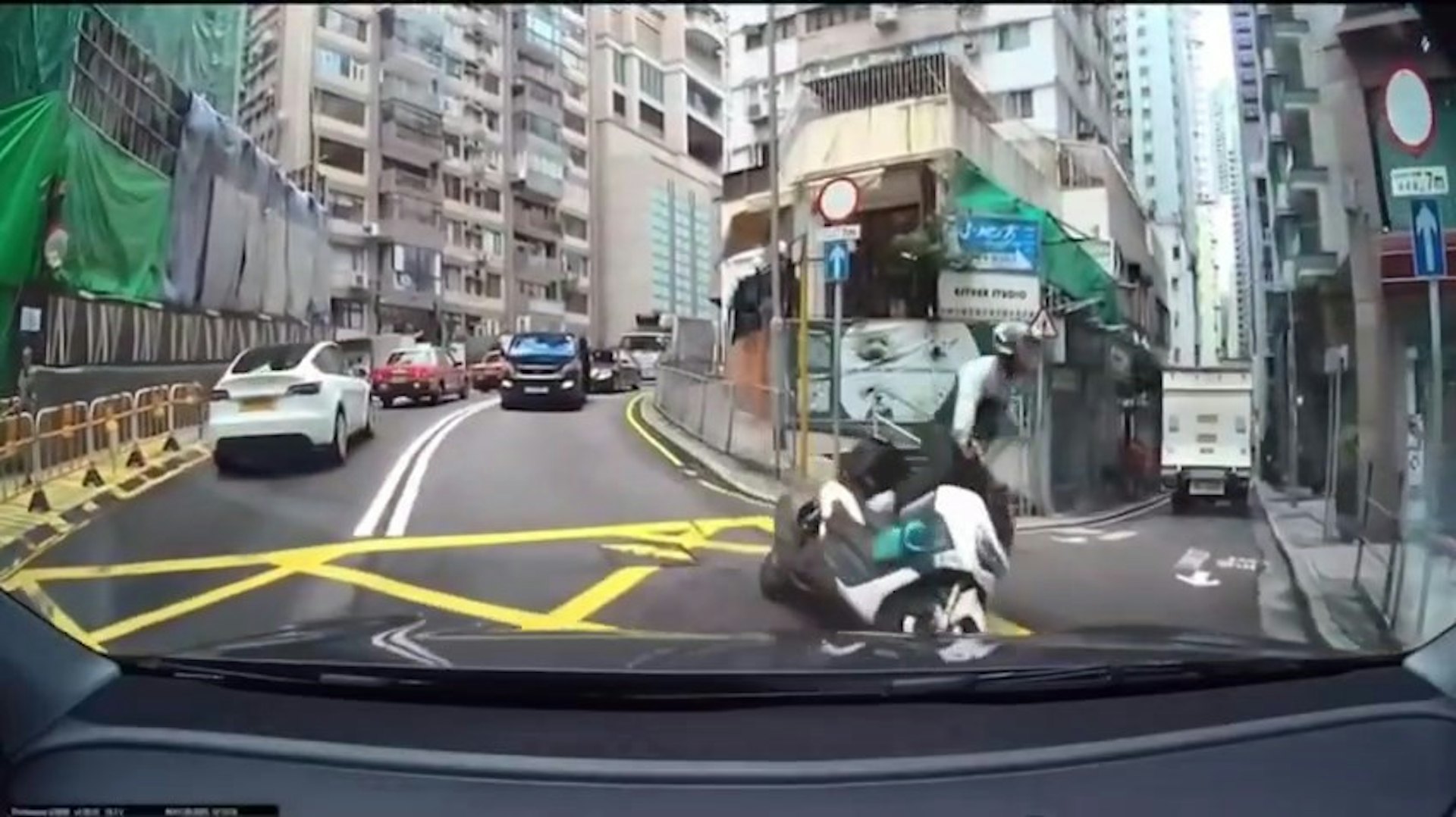 私家車響號期間,電單車亦煞掣閃避,鐵騎士隨即人車分離。(網上影片截圖) 私家車響號期間,電單車亦煞掣閃避,鐵騎士隨即人車分離。(網上影片截圖)