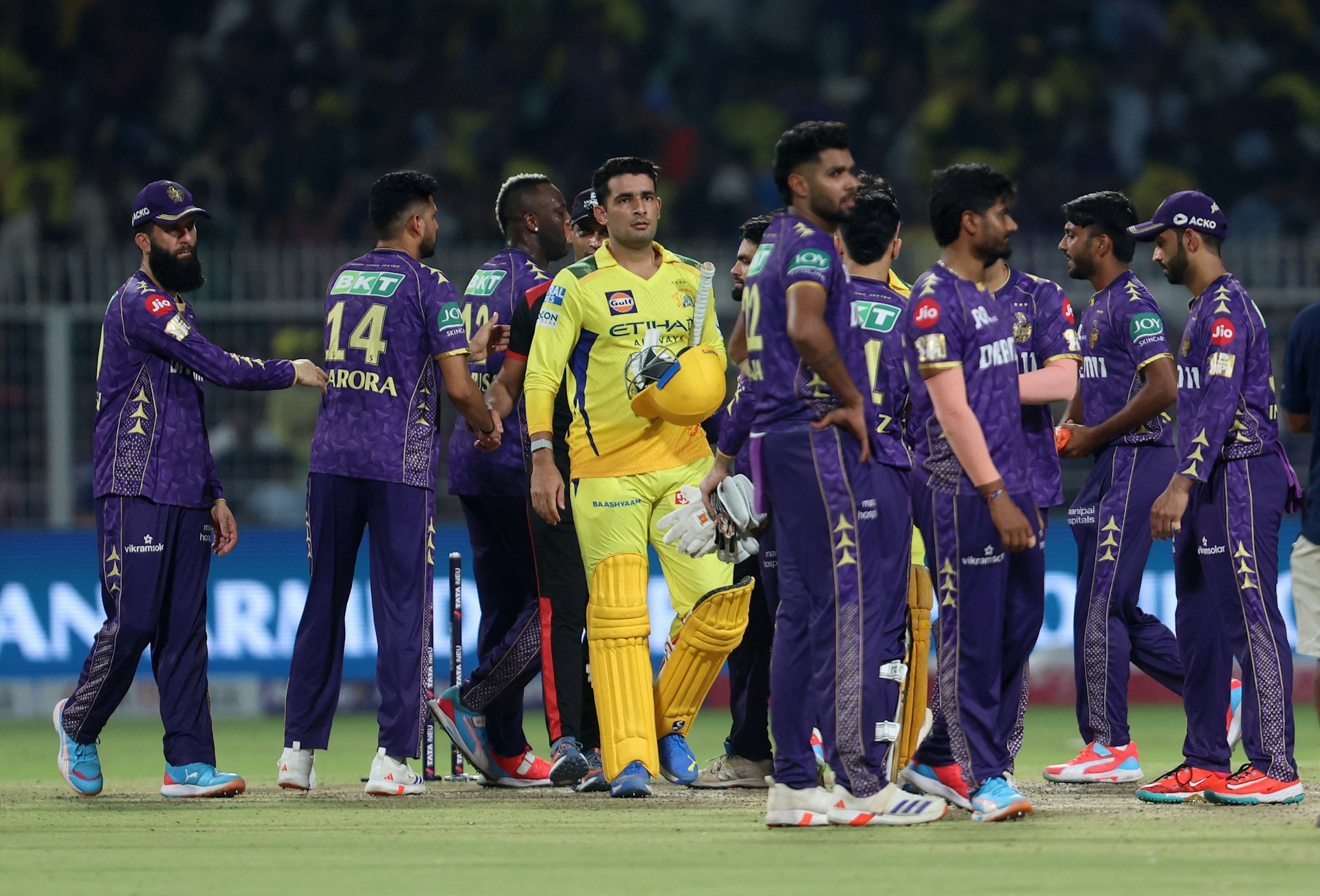 2025年5月7日,欽奈超級國王隊(Chennai Super Kings)與加爾各答騎士團(Kolkata Knight Riders)球員在賽後握手。(Reuters) 2025年5月7日,欽奈超級國王隊(Chennai Super Kings)與加爾各答騎士團(Kolkata Knight Riders)球員在賽後握手。(Reuters)