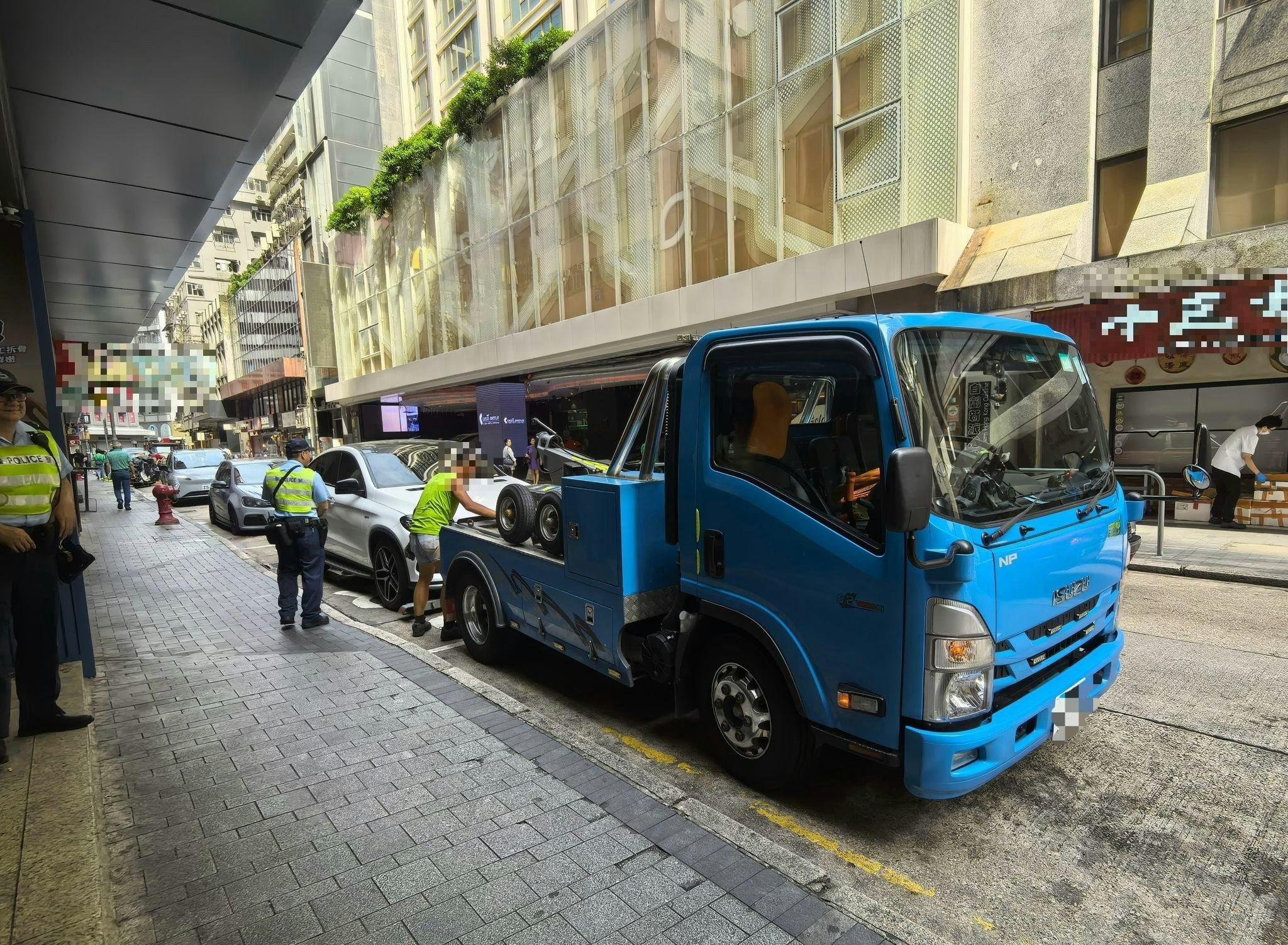 警方拖走10輛對交通造成嚴重阻塞的車輛。