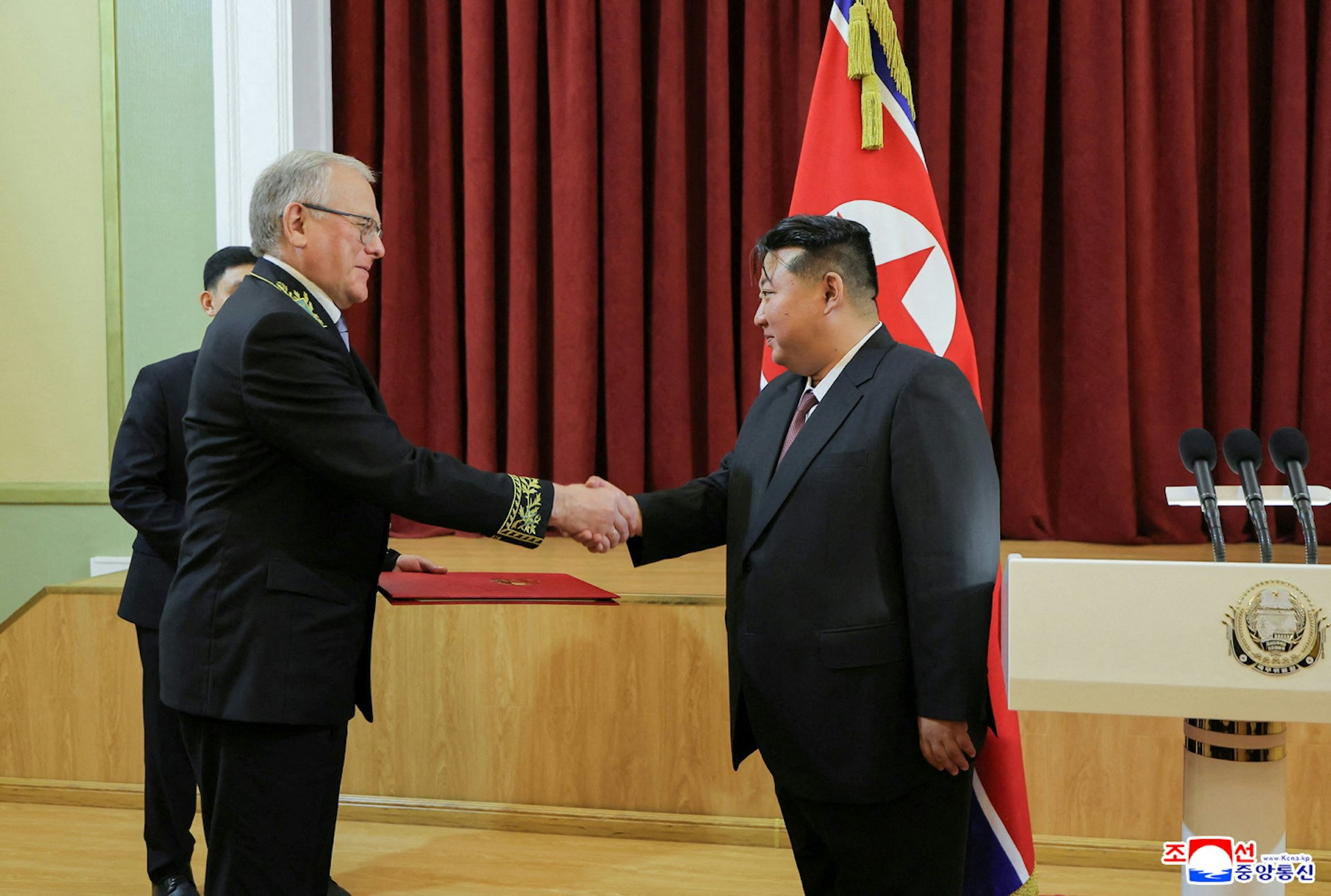 2025年5月9日,朝鮮領導人金正恩在俄羅斯駐平壤大使館出席慶祝俄羅斯衛國戰爭勝利80週年的活動。他與俄羅斯駐朝大使Aleksandr Matsegora握手致意。(Reuters) 2025年5月9日,朝鮮領導人金正恩在俄羅斯駐平壤大使館出席慶祝俄羅斯衛國戰爭勝利80週年的活動。他與俄羅斯駐朝大使Aleksandr Matsegora握手致意。(Reuters)