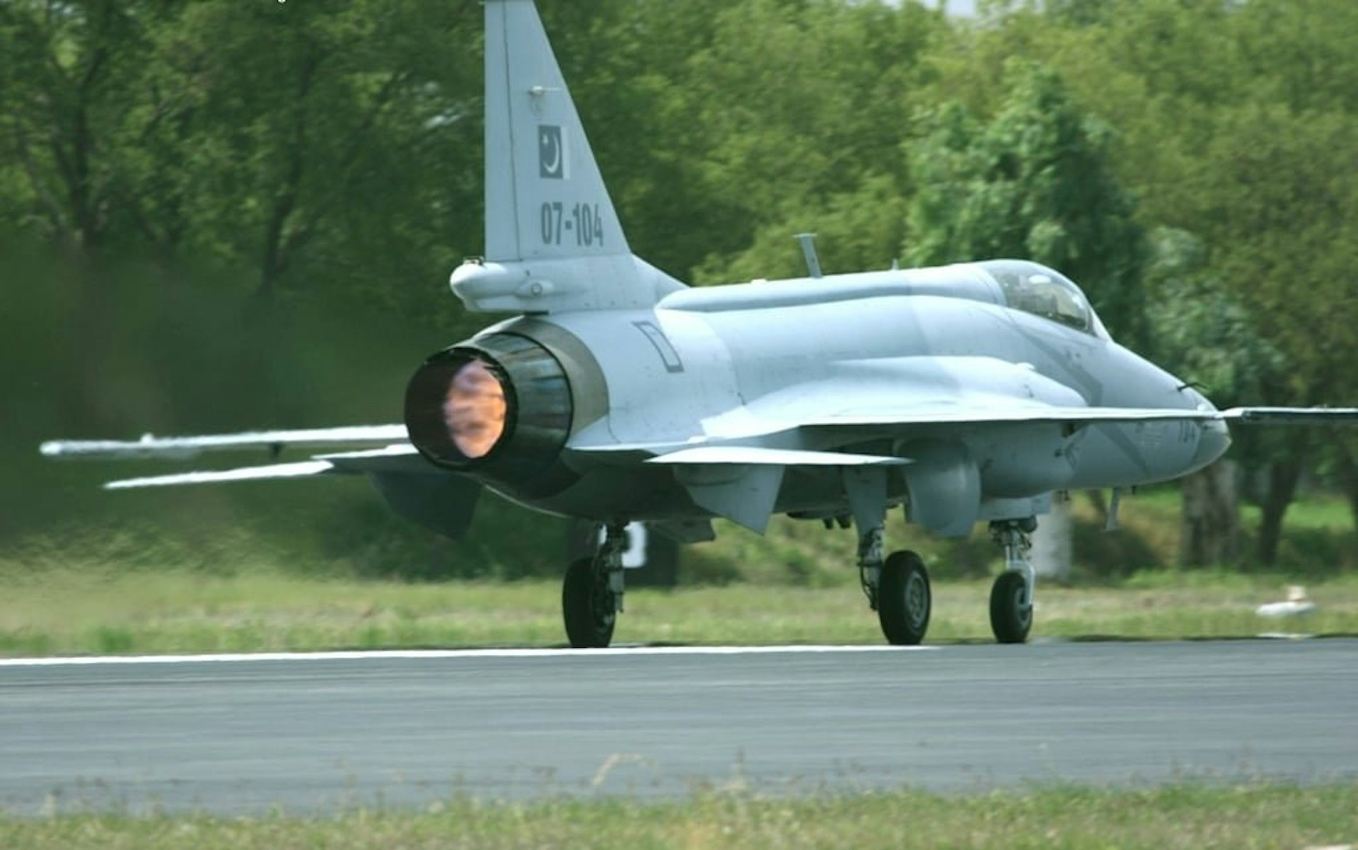 2025年5月10日,據巴基斯坦國家廣播電台報道,巴基斯坦空軍的JF-17「雷霆」戰鬥機發射高超音速導彈,摧毀了印度部署在阿達姆普爾的俄羅斯S-400防空導彈系統。「雷霆」是中國和巴基斯坦共同研製的戰機,中方編號為FC-1「梟龍」。(X/ @RadioPakistan) 2025年5月10日,據巴基斯坦國家廣播電台報道,巴基斯坦空軍的JF-17「雷霆」戰鬥機發射高超音速導彈,摧毀了印度部署在阿達姆普爾的俄羅斯S-400防空導彈系統。「雷霆」是中國和巴基斯坦共同研製的戰機,中方編號為FC-1「梟龍」。(X/ @RadioPakistan)