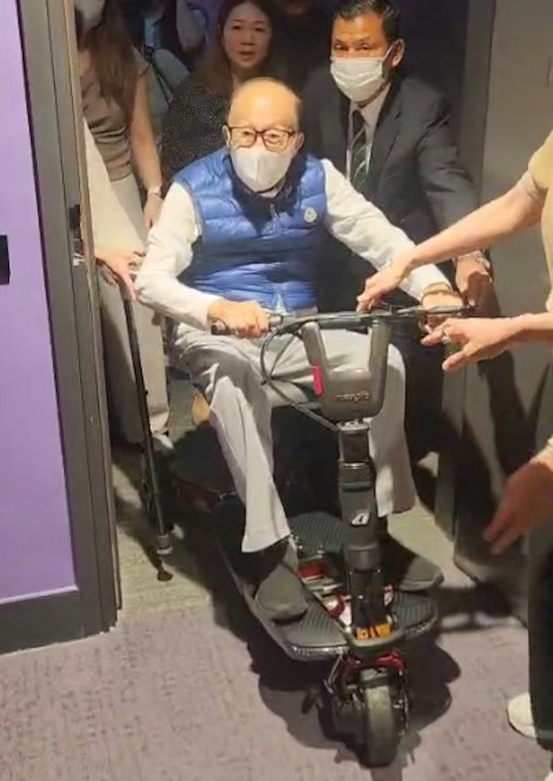 5月10日晚上约8时40分,李嘉诚自驾其「电动」代步车离开启德体育园主场馆包厢。 (现场人士提供)