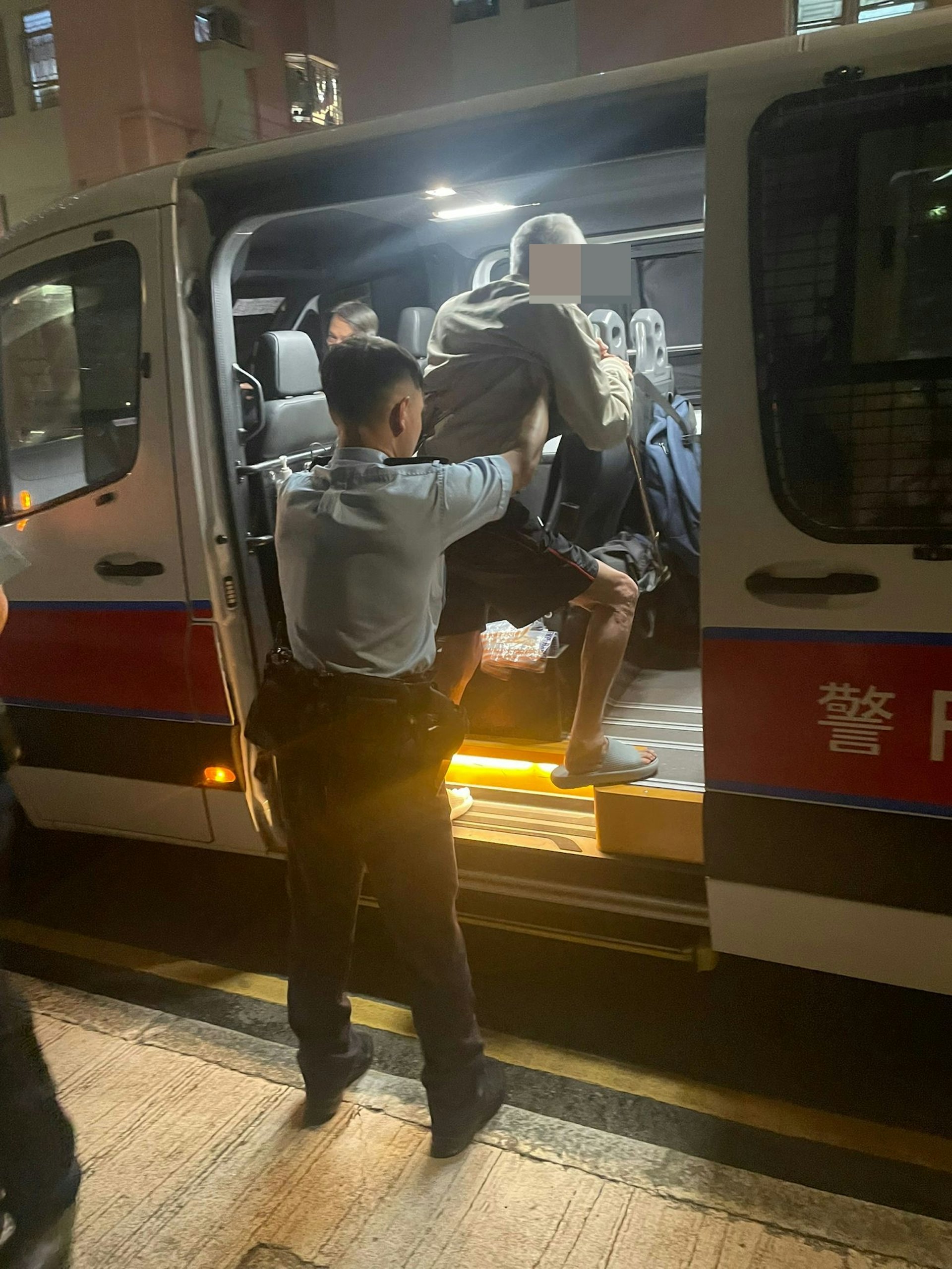東九龍衝鋒隊周六(5月10日)午夜,發現一名80歲老翁獨自徘徊沙田坳道,上前關心下得悉他患有腦退化,居於牛頭角彩福邨,於是護送他回家與家人團聚。其家人表示老翁於昨晚約七時離家,遍尋不獲,幸得警員協助,最終安全返家團聚。 東九龍衝鋒隊周六(5月10日)午夜,發現一名80歲老翁獨自徘徊沙田坳道,上前關心下得悉他患有腦退化,居於牛頭角彩福邨,於是護送他回家與家人團聚。其家人表示老翁於昨晚約七時離家,遍尋不獲,幸得警員協助,最終安全返家團聚。