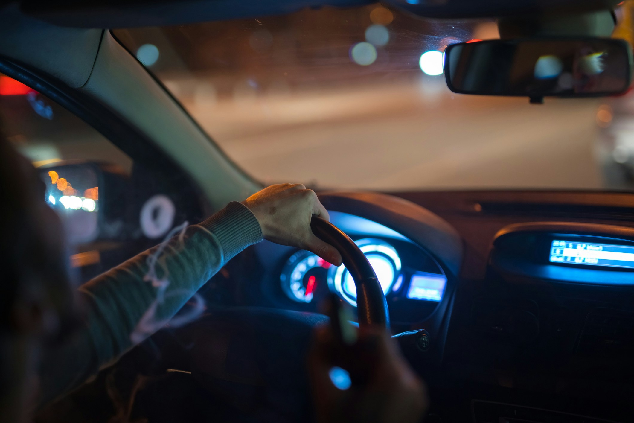 馬來西亞有女子深夜駕車返鄉時不幸遇「爆車胎」，並分享途中所遇詭異經歷。（示意圖／gettyimages）