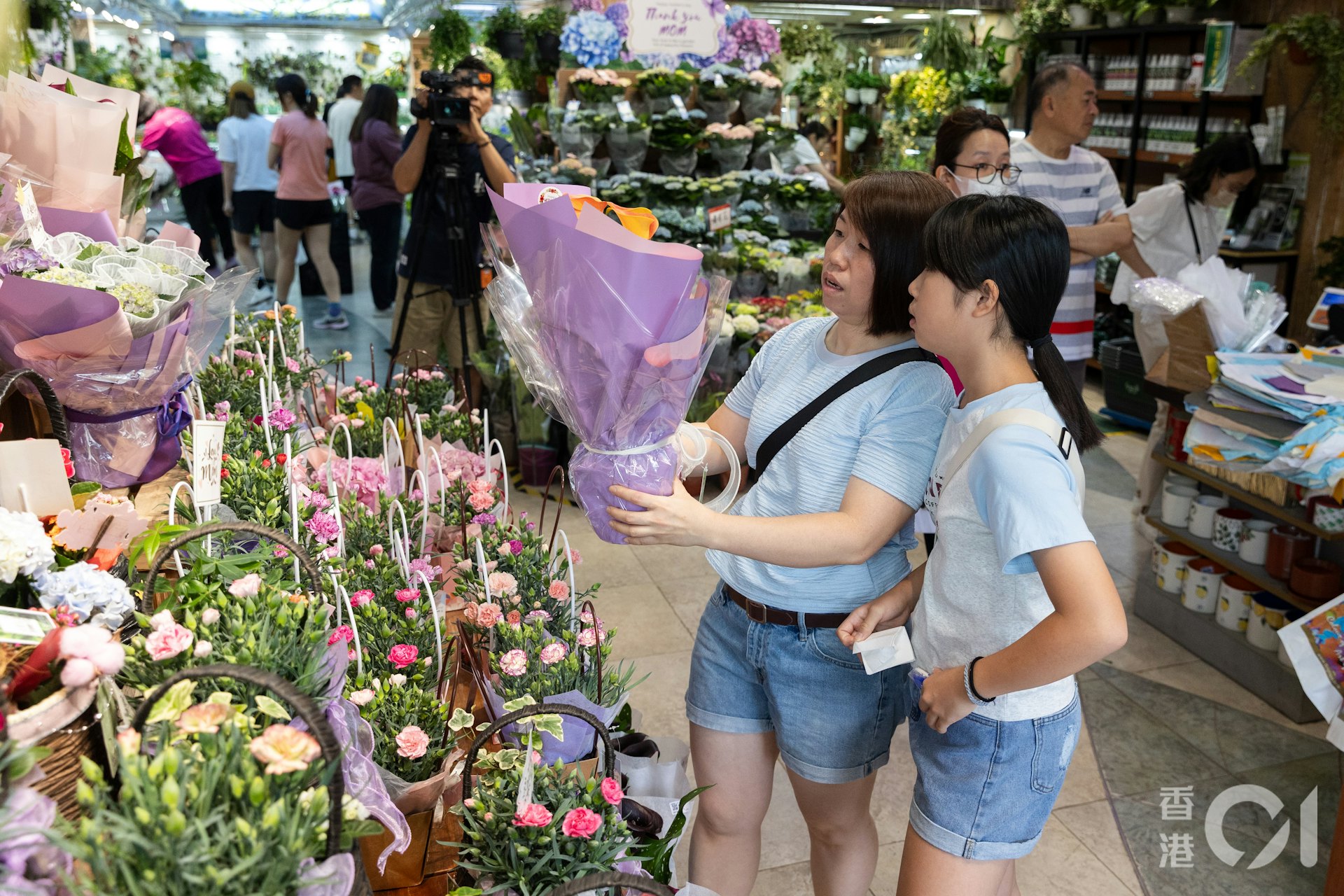 今(11日)是母親節,不少市民前來旺角花墟買花。(周令知攝) 今(11日)是母親節,不少市民前來旺角花墟買花。(周令知攝)