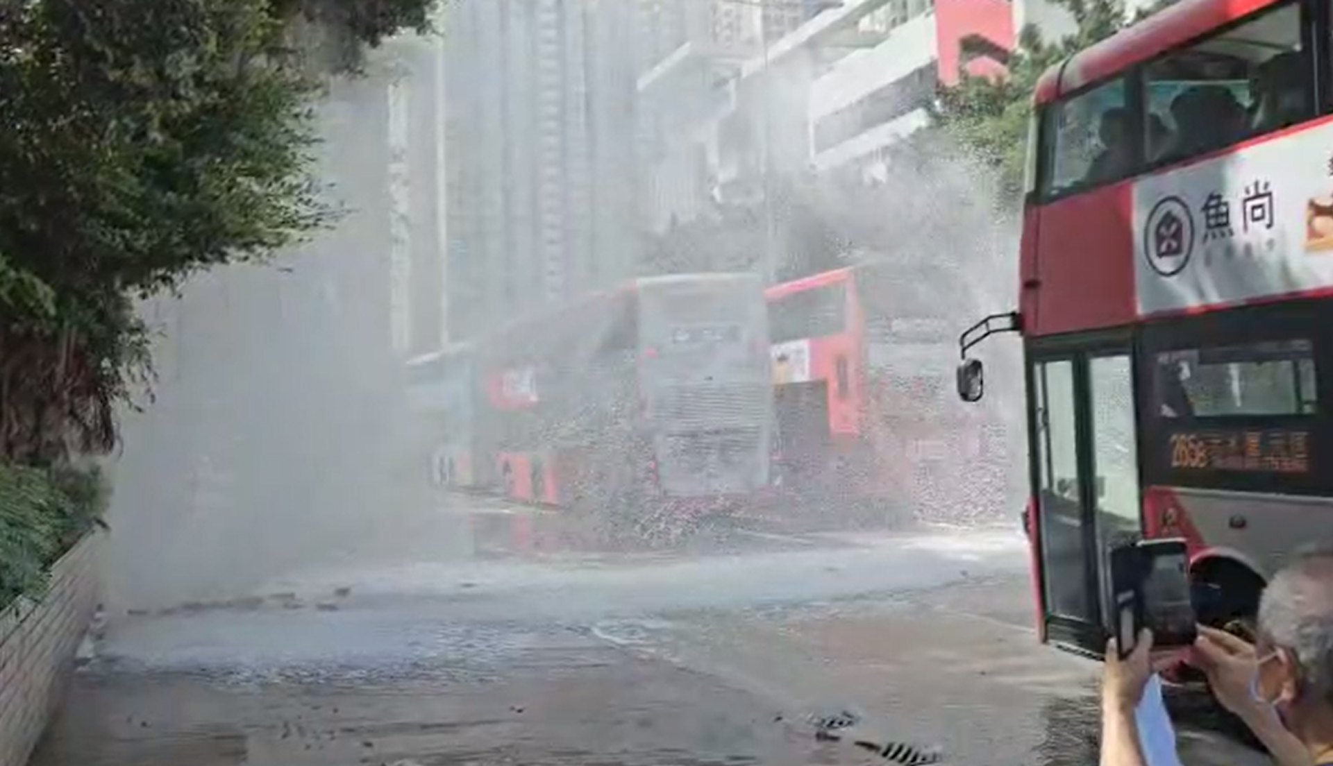 長沙灣道爆水管狂噴水柱,淹浸行人路及馬路,多輛車「洗車」而行。 (讀者提供) 長沙灣道爆水管狂噴水柱,淹浸行人路及馬路,多輛車「洗車」而行。 (讀者提供)