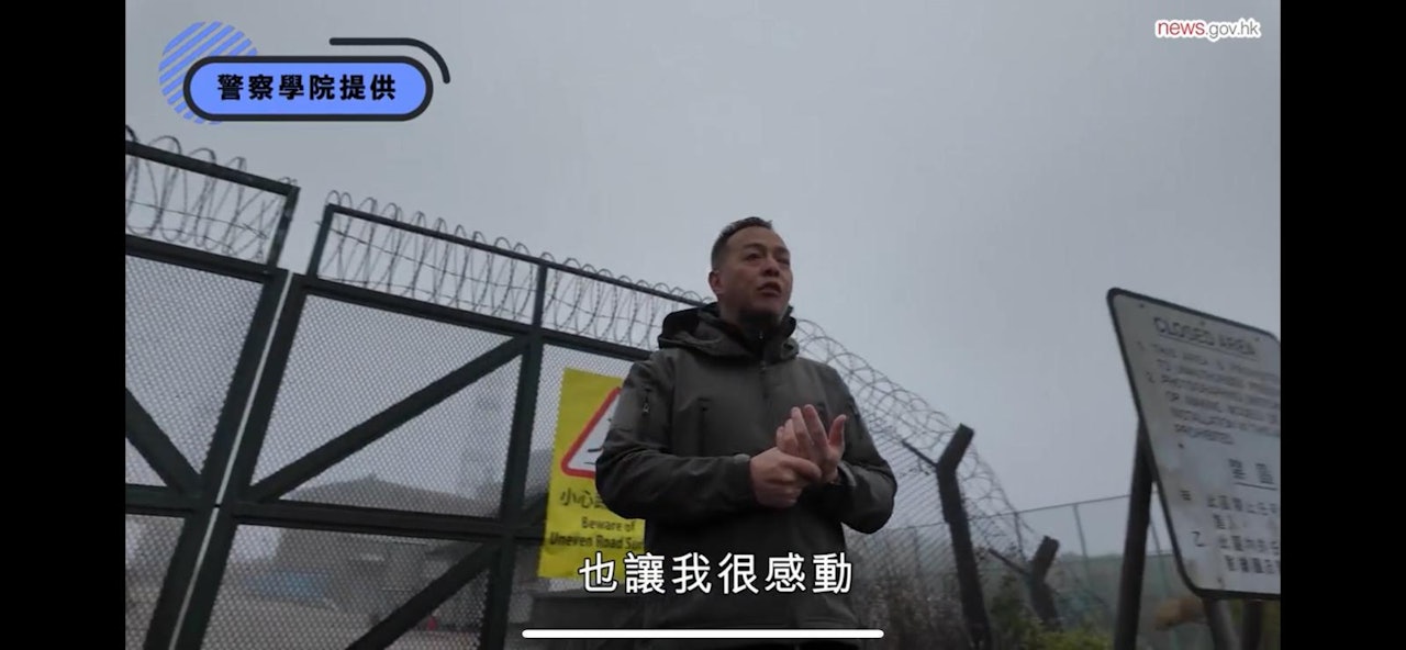 警務處處長周一嗚在俗稱「地獄周」的五日四夜戶外體驗式訓練中,陪同「學警預備訓練課程」學員在凌晨時分登上大帽山。(政府新聞網影片截圖) 警務處處長周一嗚在俗稱「地獄周」的五日四夜戶外體驗式訓練中,陪同「學警預備訓練課程」學員在凌晨時分登上大帽山。(政府新聞網影片截圖)