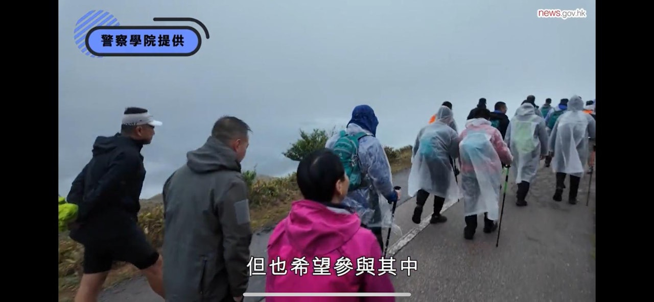 警務處處長周一嗚在俗稱「地獄周」的五日四夜戶外體驗式訓練中,陪同「學警預備訓練課程」學員在凌晨時分登上大帽山。(政府新聞網影片截圖) 警務處處長周一嗚在俗稱「地獄周」的五日四夜戶外體驗式訓練中,陪同「學警預備訓練課程」學員在凌晨時分登上大帽山。(政府新聞網影片截圖)