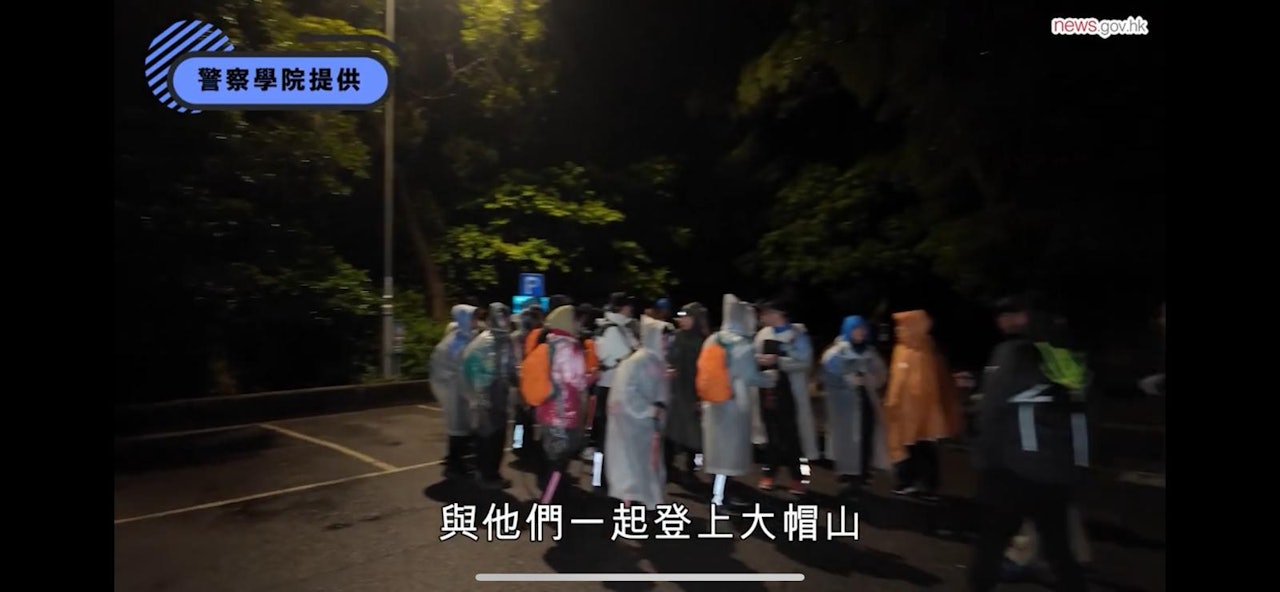 警務處處長周一嗚在俗稱「地獄周」的五日四夜戶外體驗式訓練中,陪同「學警預備訓練課程」學員在凌晨時分登上大帽山。(政府新聞網影片截圖) 警務處處長周一嗚在俗稱「地獄周」的五日四夜戶外體驗式訓練中,陪同「學警預備訓練課程」學員在凌晨時分登上大帽山。(政府新聞網影片截圖)