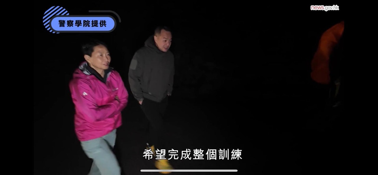警務處處長周一嗚在俗稱「地獄周」的五日四夜戶外體驗式訓練中,陪同「學警預備訓練課程」學員在凌晨時分登上大帽山。(政府新聞網影片截圖) 警務處處長周一嗚在俗稱「地獄周」的五日四夜戶外體驗式訓練中,陪同「學警預備訓練課程」學員在凌晨時分登上大帽山。(政府新聞網影片截圖)