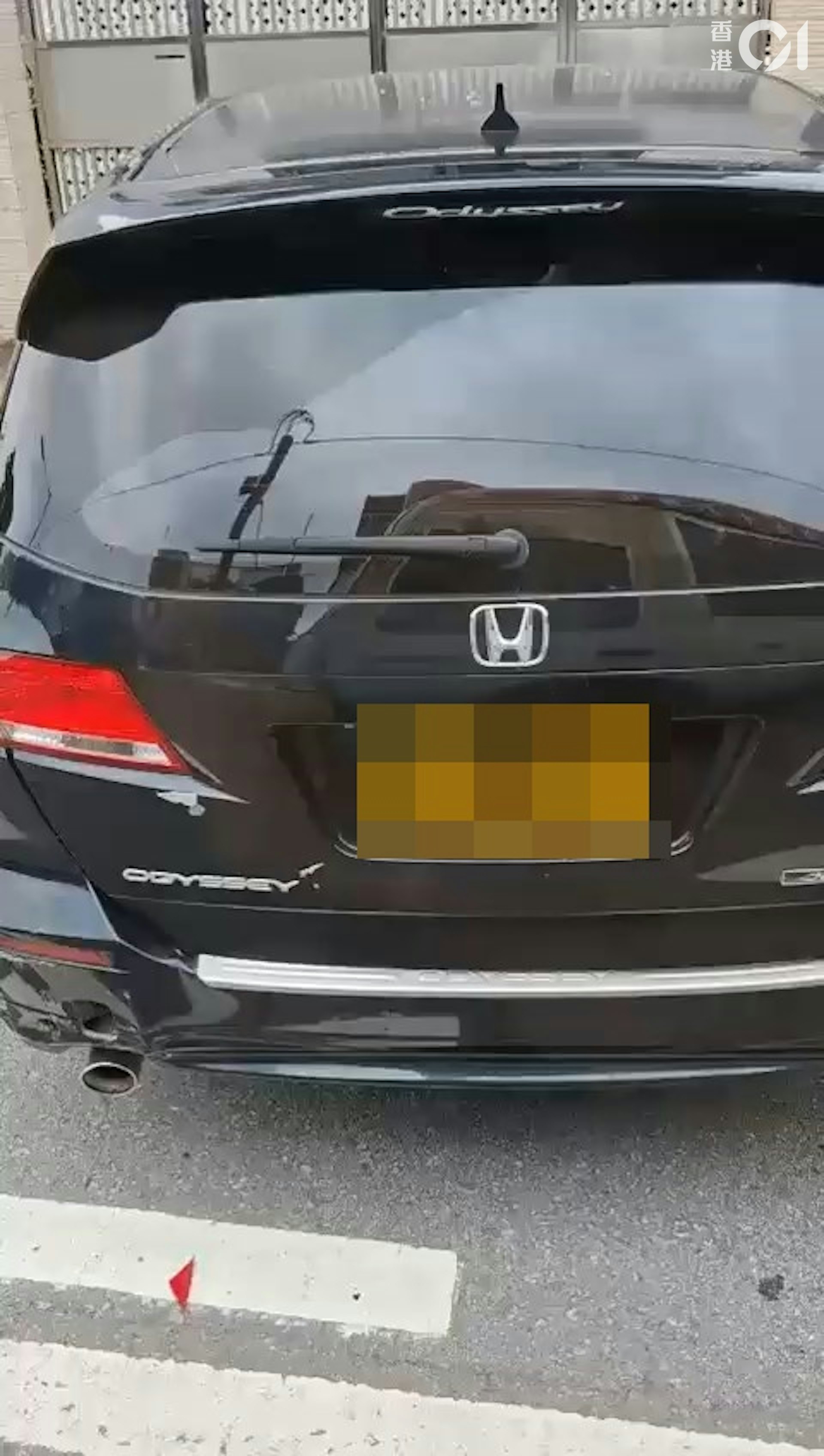 涉案一輛本田私家車撞向路邊,橫亘路中。(讀者提供影片截圖) 涉案一輛本田私家車撞向路邊,橫亘路中。(讀者提供影片截圖)