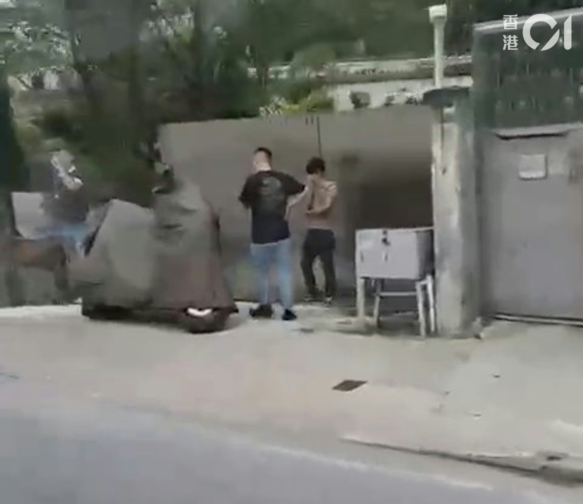 當時路邊有數名男子。(讀者提供影片截圖) 當時路邊有數名男子。(讀者提供影片截圖)