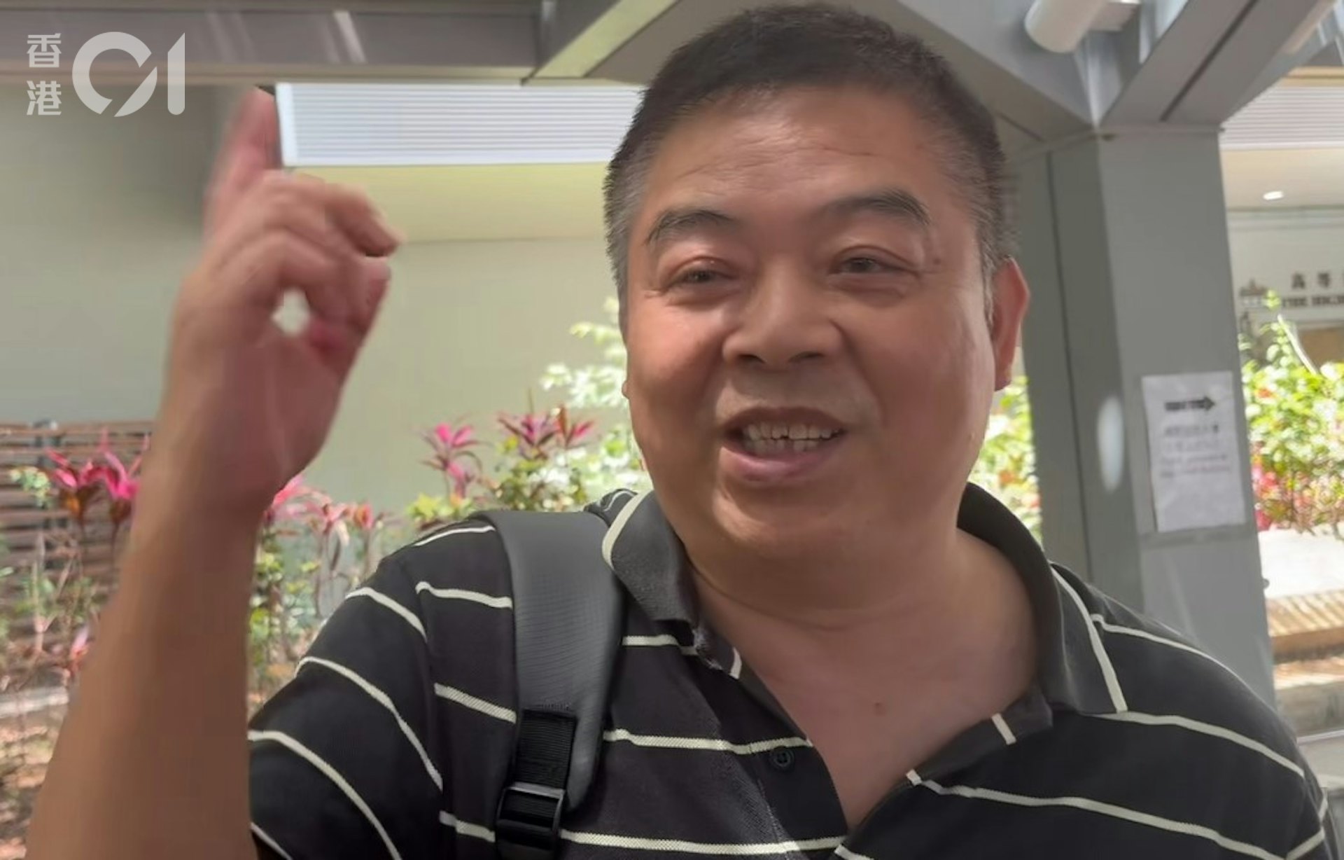 張健華在庭外稱﹕破產無問題,因為我無錢。(朱棨新攝) 張健華在庭外稱﹕破產無問題,因為我無錢。(朱棨新攝)