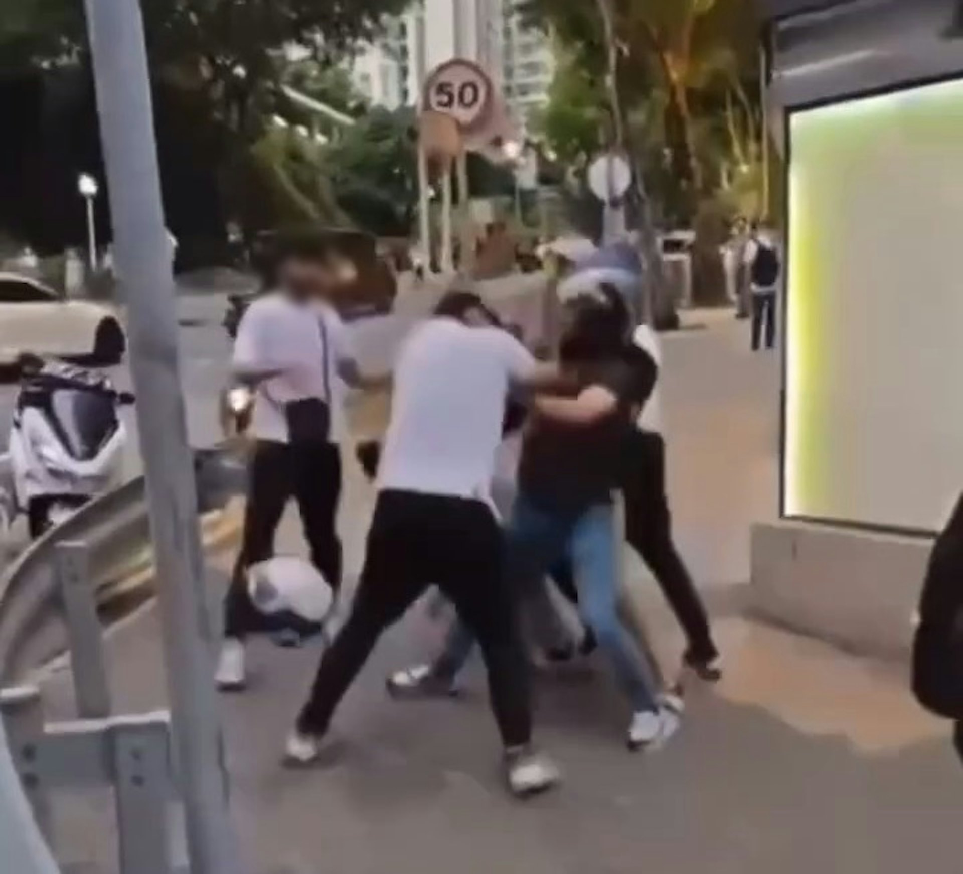 影片可見,多名男子在彩雲道與牛頭角道交界、近得寶花園對開行人路糾纏動武。(網上影片截圖) 影片可見,多名男子在彩雲道與牛頭角道交界、近得寶花園對開行人路糾纏動武。(網上影片截圖)