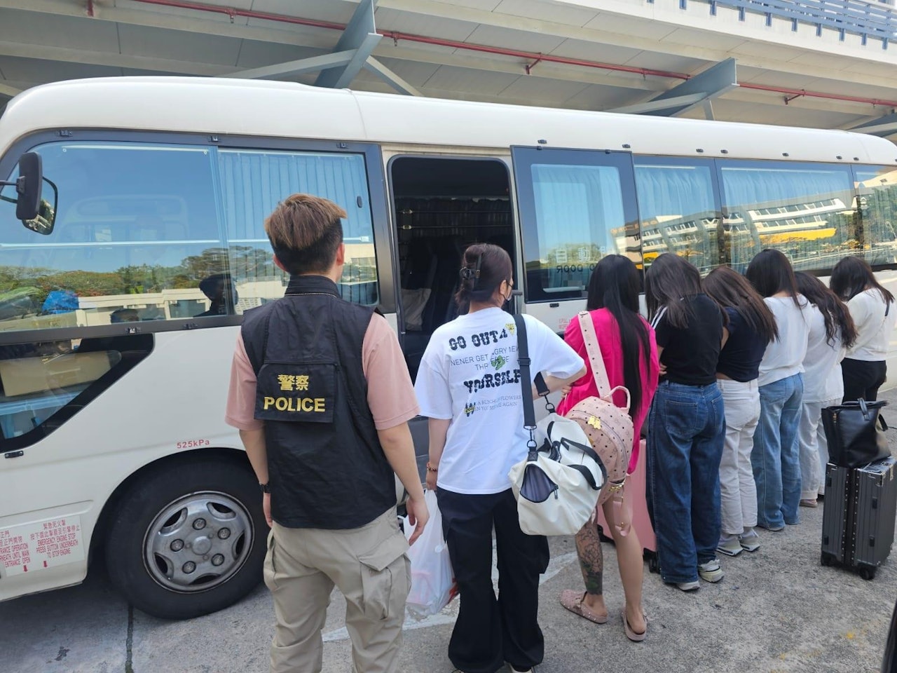 警方聯同入境處在大埔及上水掃黃,共拘捕12名內地女子。(警方提供) 警方聯同入境處在大埔及上水掃黃,共拘捕12名內地女子。(警方提供)