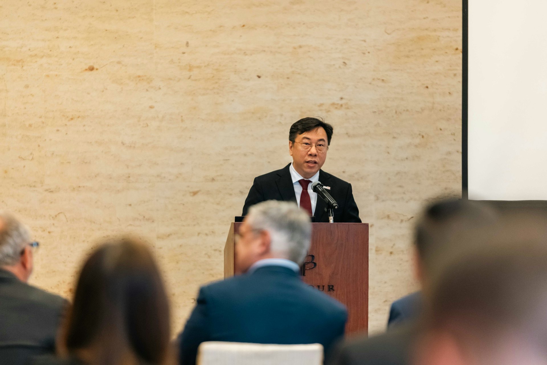 2025年5月12日,署理投資推廣署署長劉智元於研討會上致辭,強調香港作為區域創新樞紐的角色。(政府新聞處圖片) 2025年5月12日,署理投資推廣署署長劉智元於研討會上致辭,強調香港作為區域創新樞紐的角色。(政府新聞處圖片)