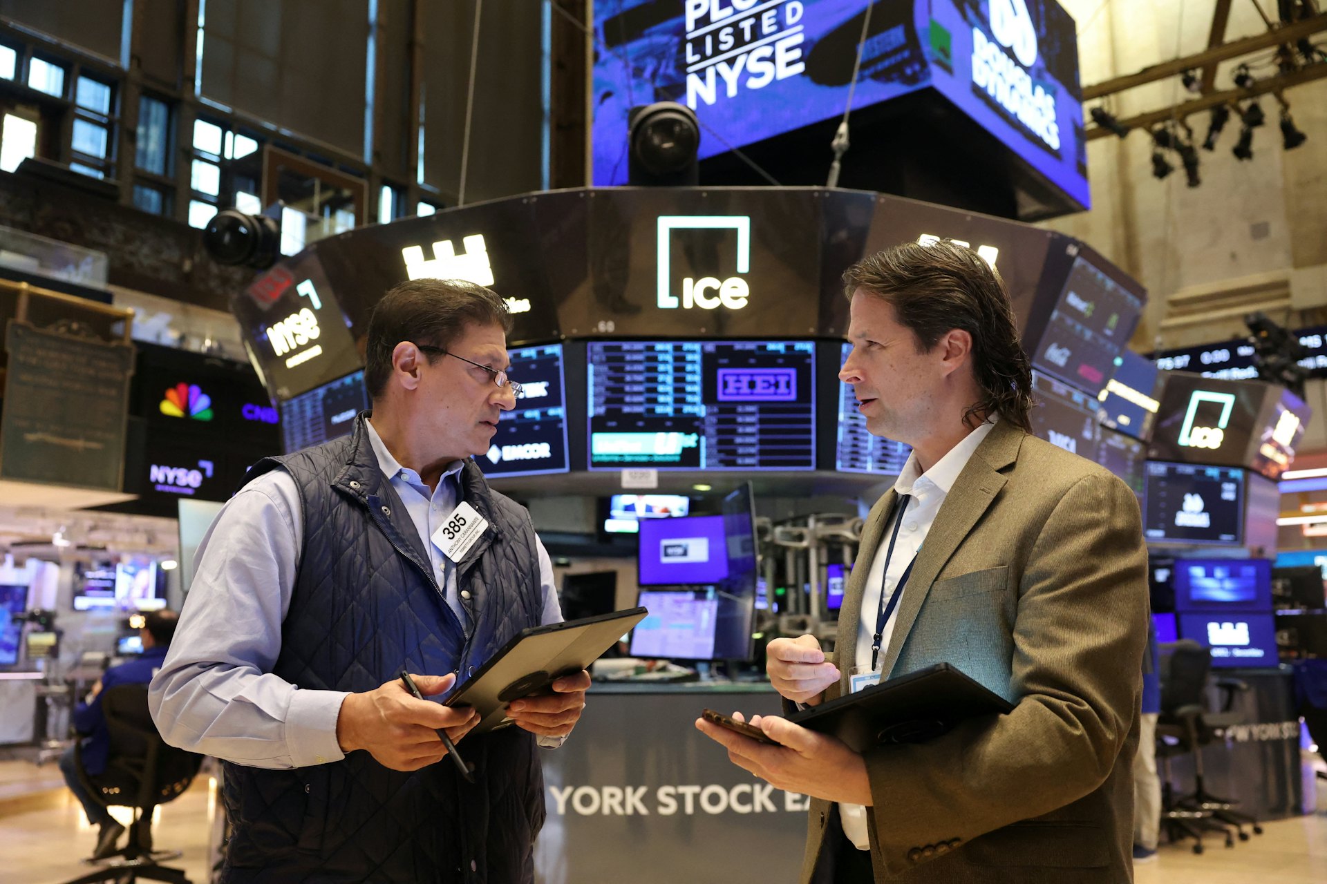 圖為2025年5月12日,交易員在美國紐約證券交易所(NYSE)大廳工作。(Reuters) 圖為2025年5月12日,交易員在美國紐約證券交易所(NYSE)大廳工作。(Reuters)
