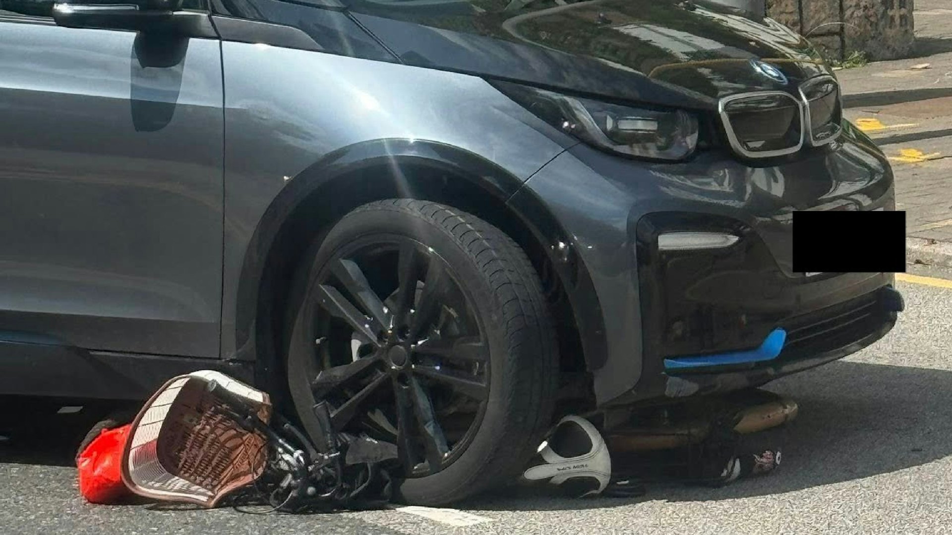 大埔安祥路單車婦捱私家車撞 手骨折送院 單車捲車底 大埔安祥路單車婦捱私家車撞 手骨折送院 單車捲車底