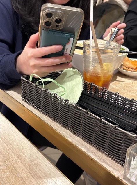 有港女於餐廳用餐時，公審同場食客將口罩放在公用筷子籃內。（threads圖片）