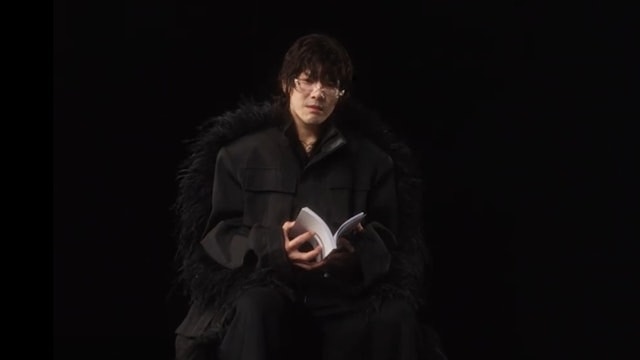 向佐曾在其歌曲MV中換了多個前衛造型。（影片截圖）