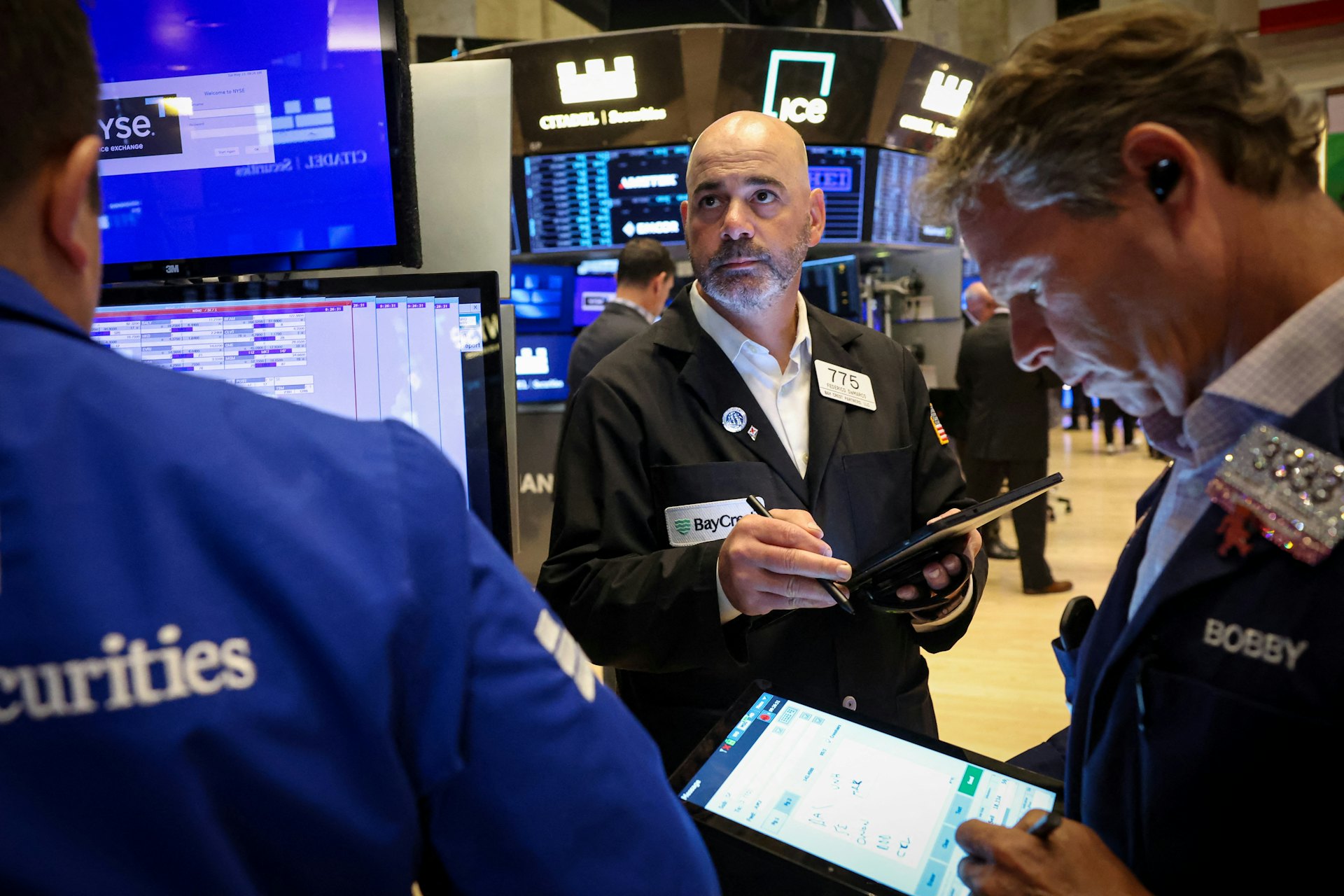 圖為2025年5月13日,交易員在美國紐約證券交易所(NYSE)大廳工作。(Reuters) 圖為2025年5月13日,交易員在美國紐約證券交易所(NYSE)大廳工作。(Reuters)