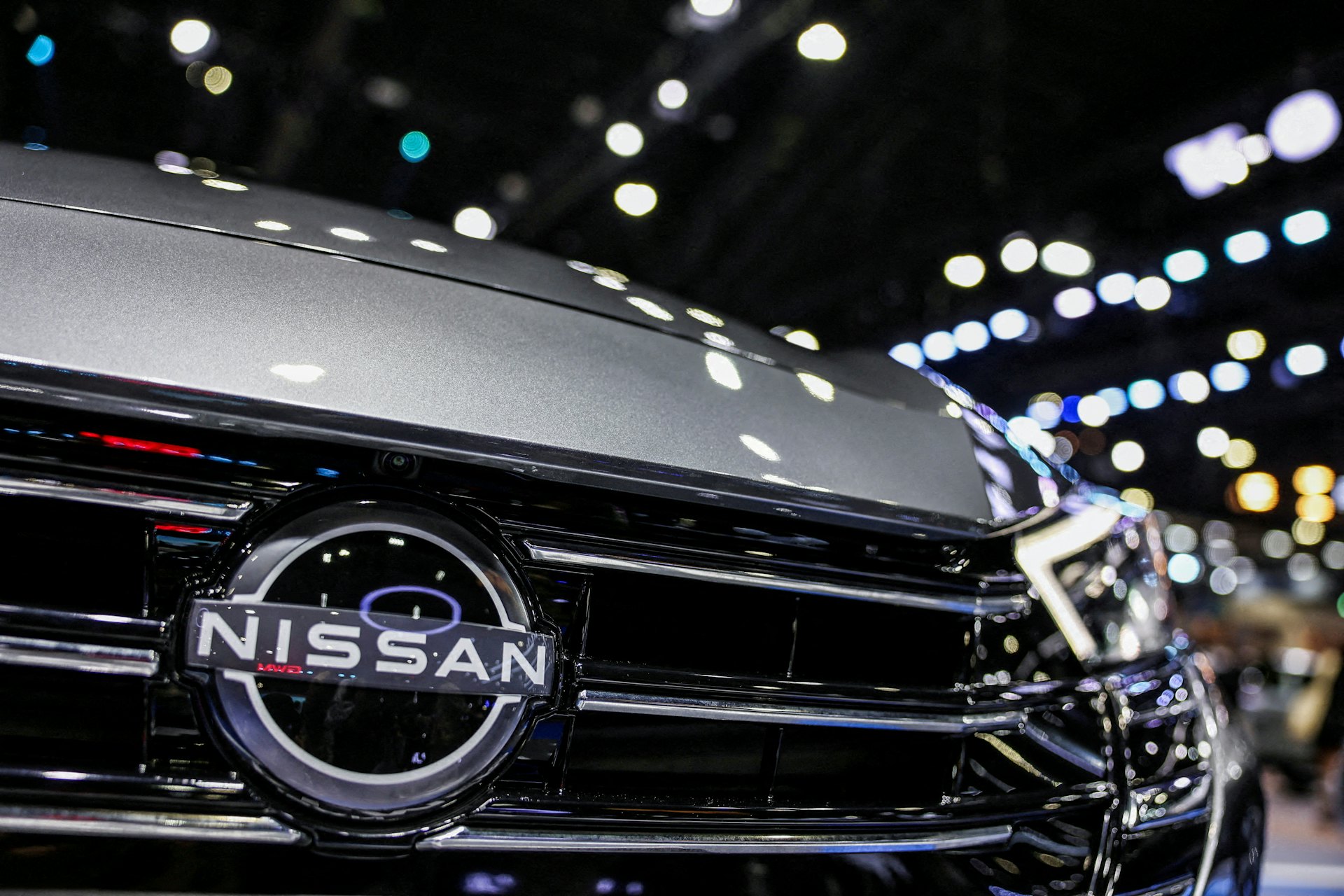 2025年3月24日,泰國曼谷,第46屆曼谷國際車展(Bangkok International Motor Show)上展示日產汽車的標誌。(Reuters) 2025年3月24日,泰國曼谷,第46屆曼谷國際車展(Bangkok International Motor Show)上展示日產汽車的標誌。(Reuters)
