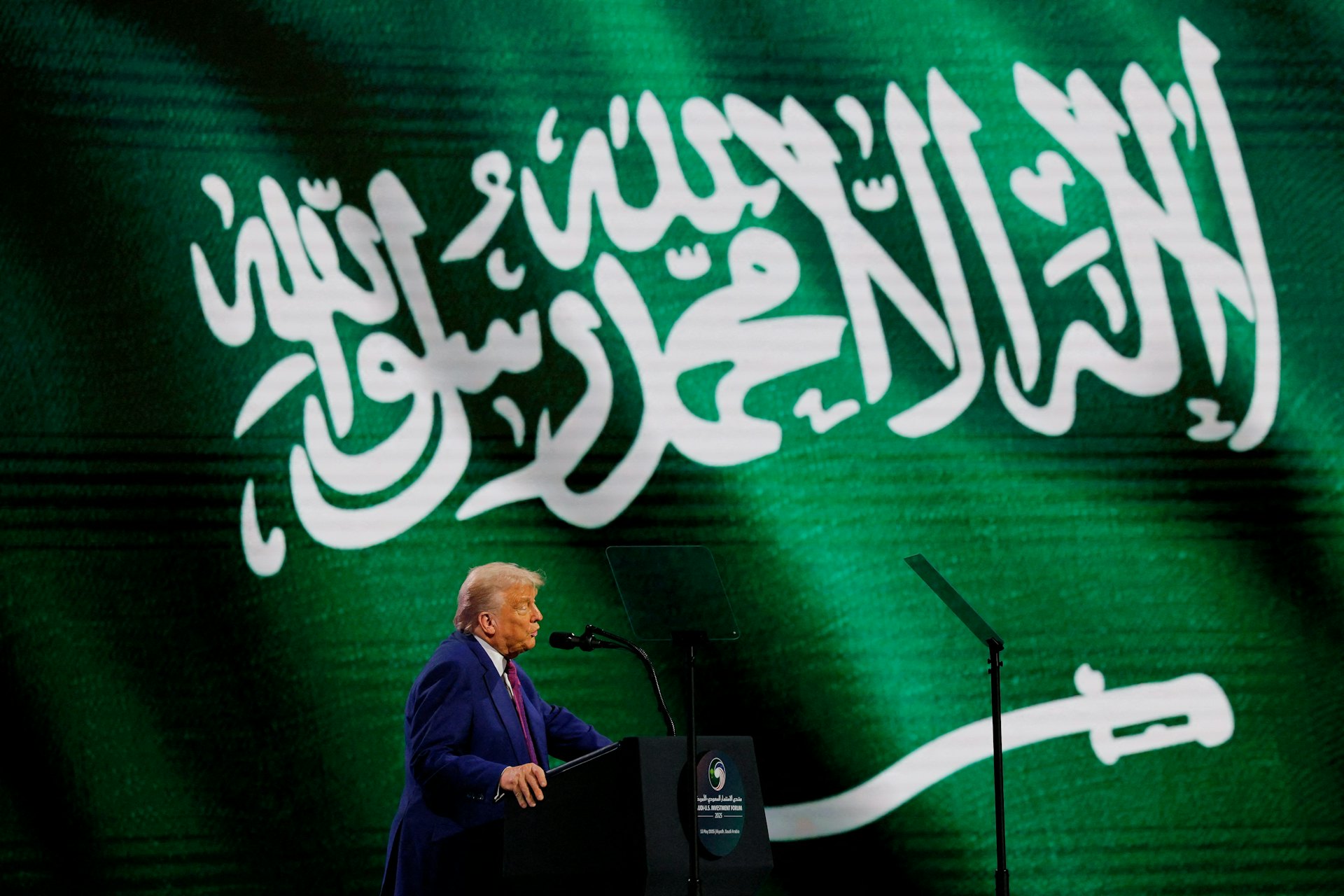 圖為2025年5月13日,美國總統特朗普(Donald Trump)訪問沙特阿拉伯,出席「沙特-美國投資論壇」(Saudi-U.S. Investment Forum)發表講話。(Reuters) 圖為2025年5月13日,美國總統特朗普(Donald Trump)訪問沙特阿拉伯,出席「沙特-美國投資論壇」(Saudi-U.S. Investment Forum)發表講話。(Reuters)