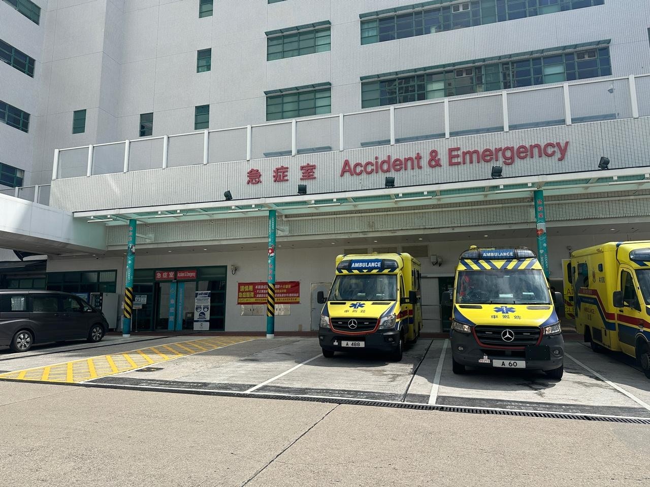 女事主被送到將軍澳醫院搶救。（羅敏妍攝）