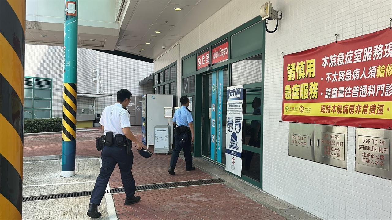 警方到醫院了解情況。（羅敏妍攝）