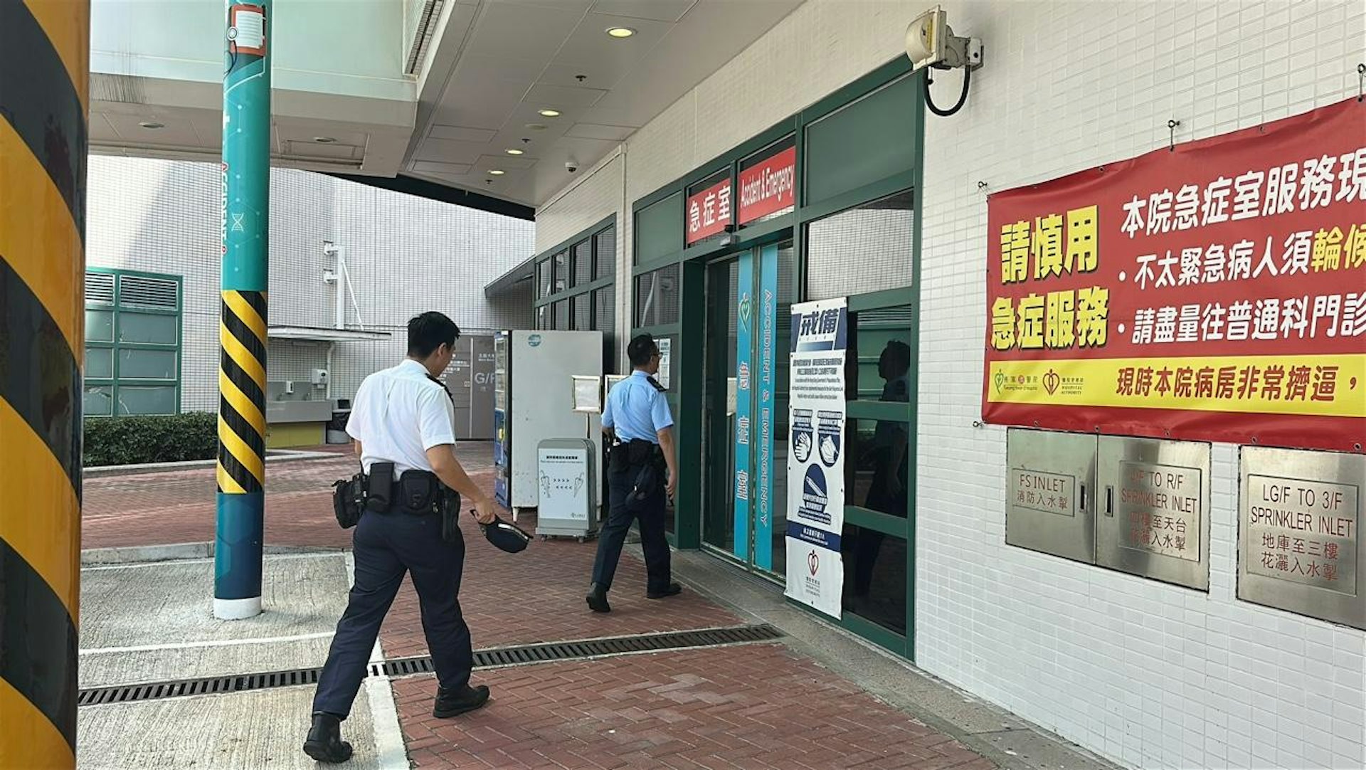 警方到醫院了解情況。(羅敏妍攝)