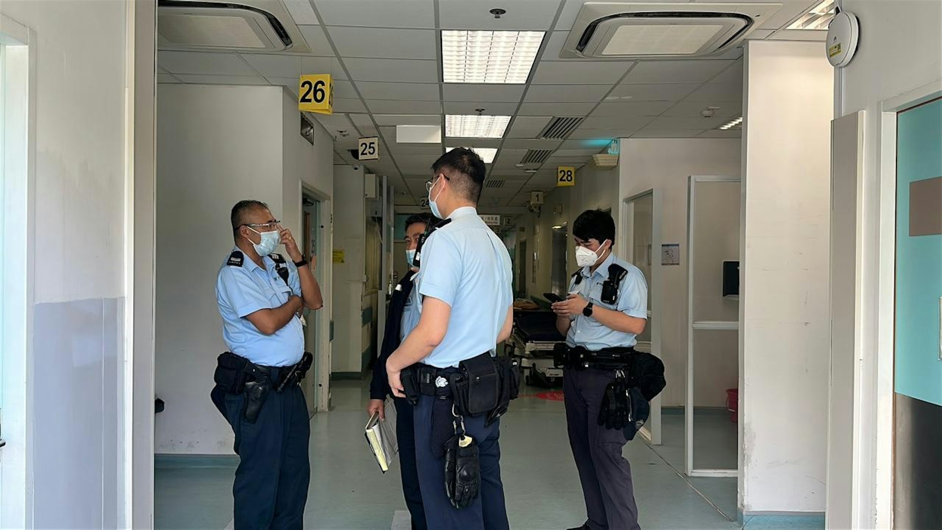 警方在醫院了解情況。(羅敏妍攝)