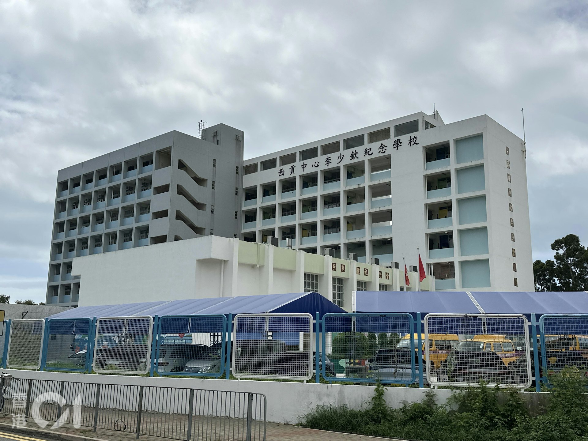 警員到學校了解事件。(黃學潤攝)