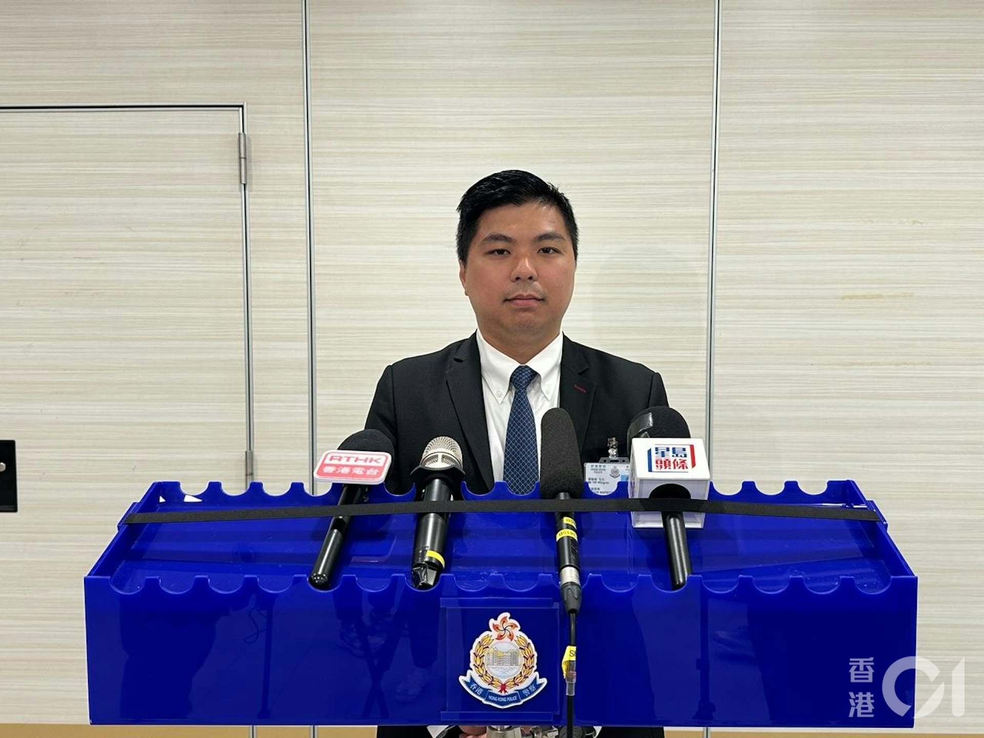 元朗大棠路上周六(10日)有小巴及私家車相撞,繼而演變成扑車、撞人案件。元朗警區反三合會行動組高級督察葉穎豪交代案情。(羅敏妍攝) 元朗大棠路上周六(10日)有小巴及私家車相撞,繼而演變成扑車、撞人案件。元朗警區反三合會行動組高級督察葉穎豪交代案情。(羅敏妍攝)