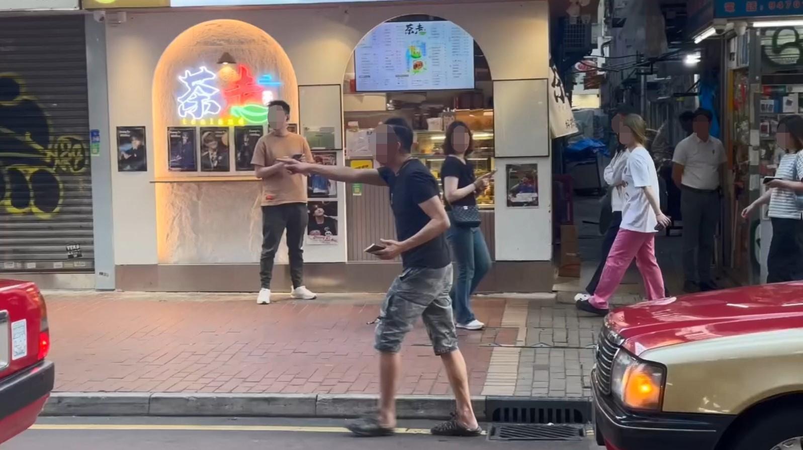 近日網上流傳1段影片，有兩名的士司機疑因爭客，在旺角山東街互相「問候」對方母親。（fb群組「車cam L（香港群組）」影片截圖）