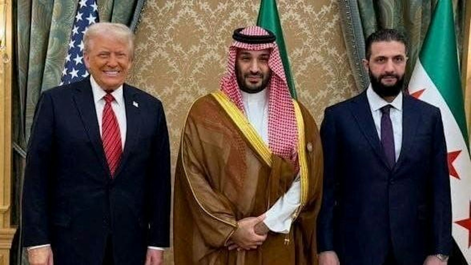 5月15日,特朗普、沙特王儲穆罕默德與敘利亞總統沙拉(Ahmed Al-Sharaa)在沙特會面。(Reuters)
