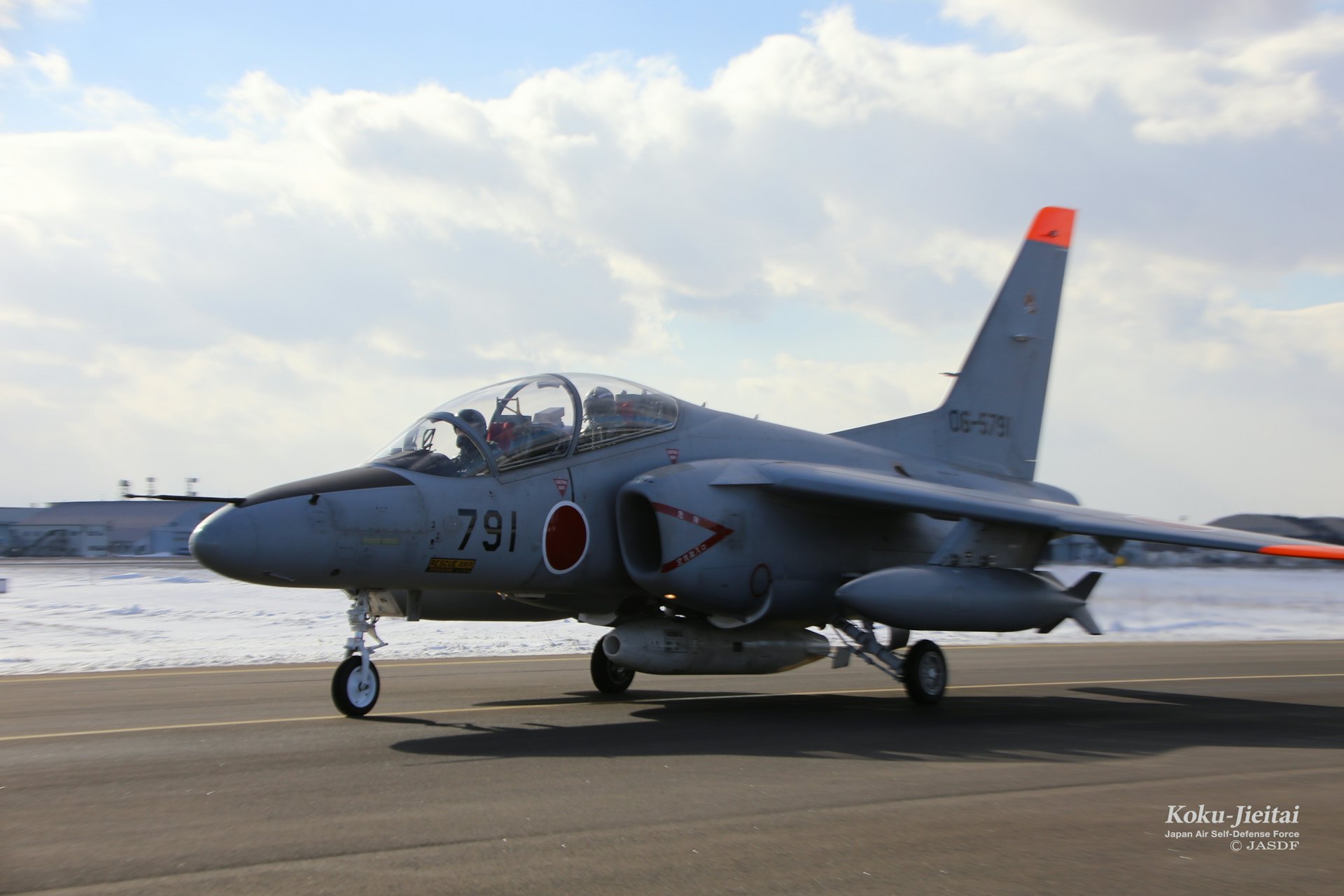圖為日本航空自衛隊其中一架T-4教練機。(日本航空自衛隊網站圖片) 圖為日本航空自衛隊其中一架T-4教練機。(日本航空自衛隊網站圖片)