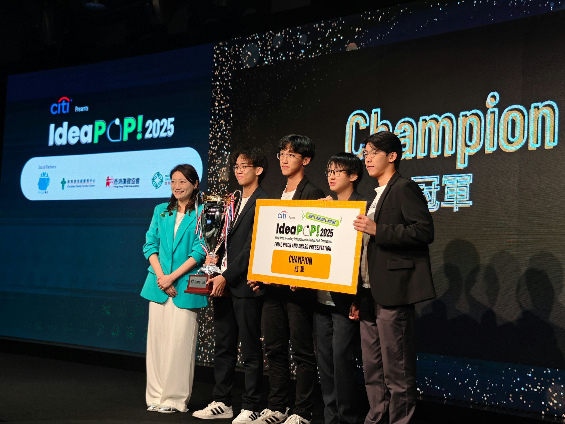 《Citi 呈獻 IdeaPOP! 2025》香港中學生初創計劃匯報比賽的冠軍隊伍為來自港大同
學會書院的「Eye-Dentify」方案團隊。 《Citi 呈獻 IdeaPOP! 2025》香港中學生初創計劃匯報比賽的冠軍隊伍為來自港大同
學會書院的「Eye-Dentify」方案團隊。