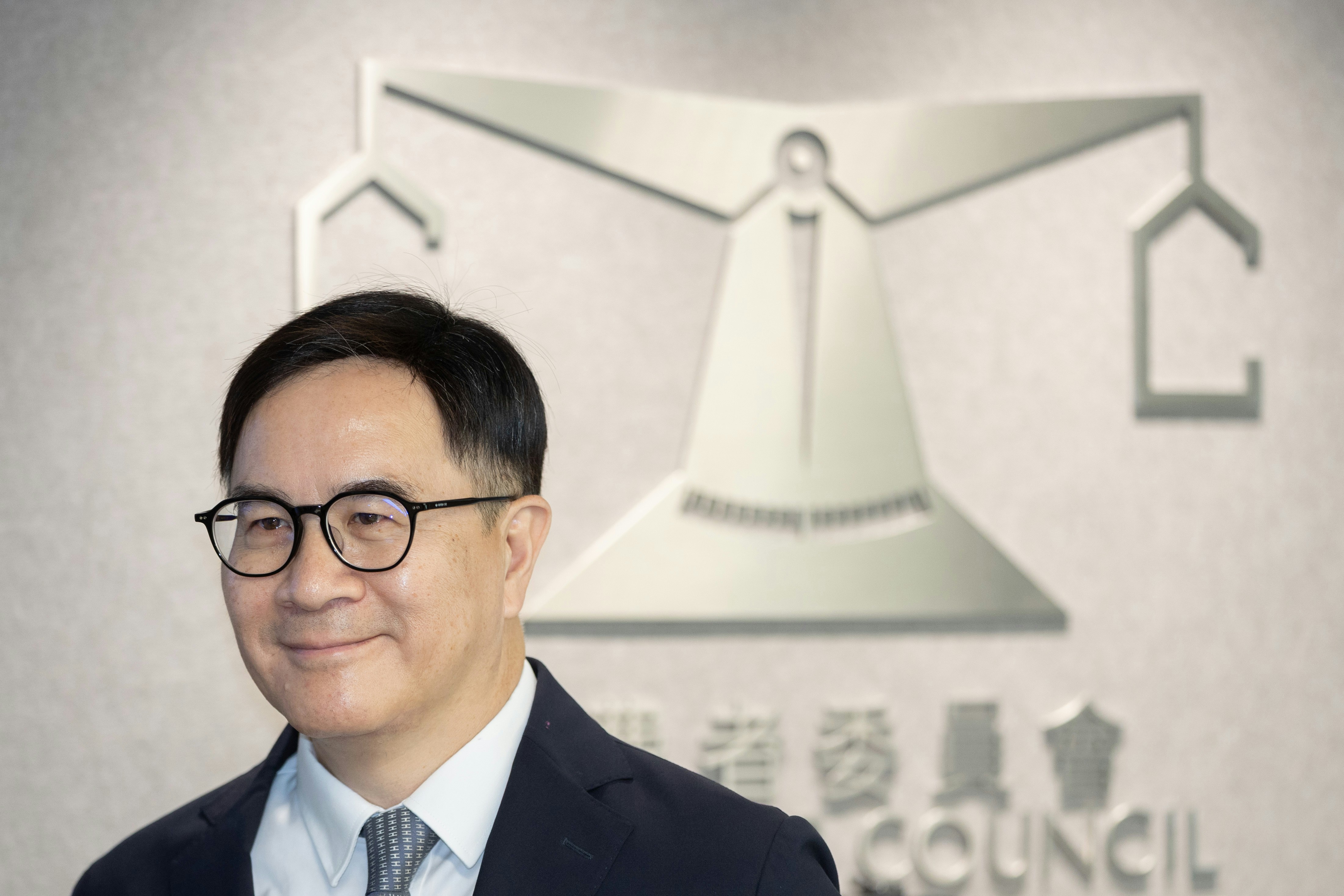消委會署任總幹事何應富今日（15日）公布有關網購及訂造傢俬的投訴個案。(廖雁雄攝)