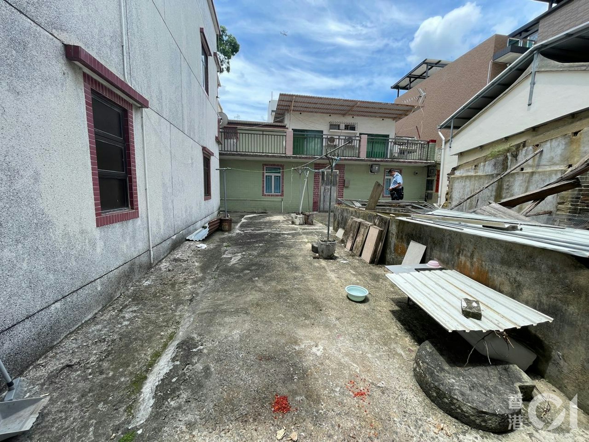 蓮麻坑路週田村一村屋外空地發現一個貓頭。(鄭嘉惠攝) 蓮麻坑路週田村一村屋外空地發現一個貓頭。(鄭嘉惠攝)
