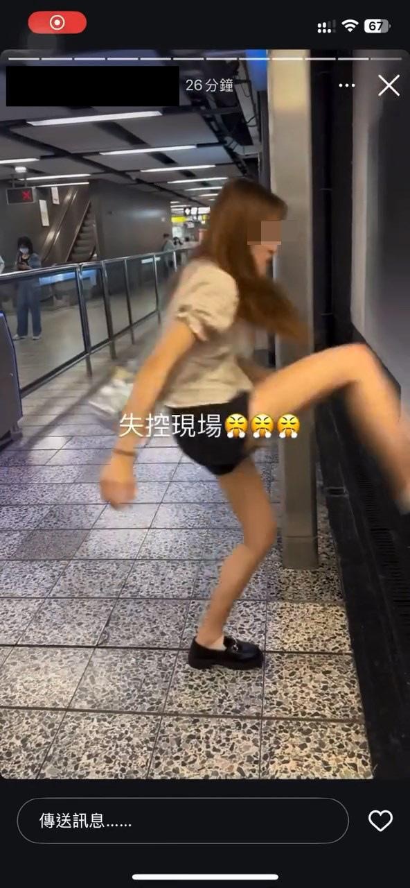 鏡頭一轉，見到該名穿熱褲港女在港鐵站內疑似情緒失控發泄，大力伸腳連環踢擊牆壁。（nicknick0920／threads）