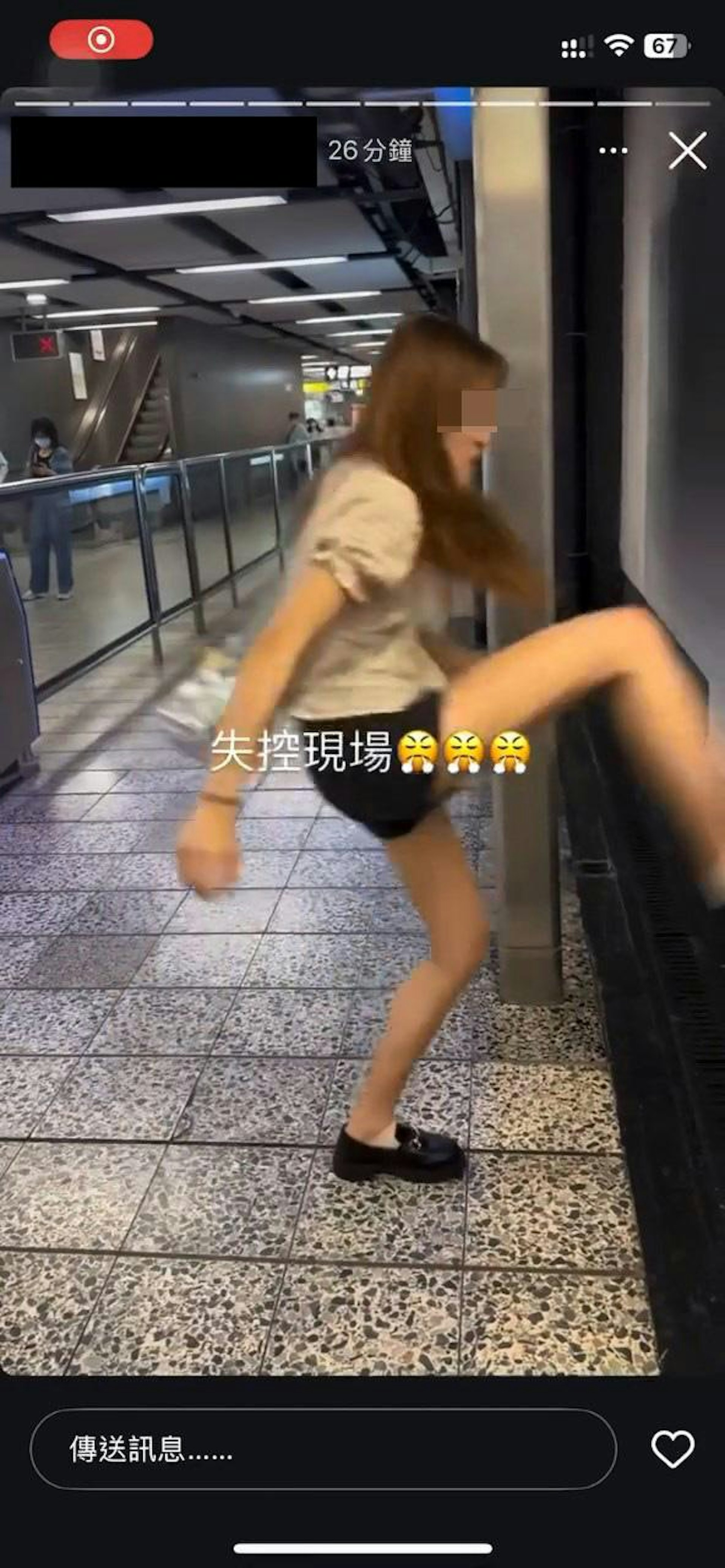 鏡頭一轉,見到該名穿熱褲港女在港鐵站內疑似情緒失控發泄,大力伸腳連環踢擊牆壁。(nicknick0920/threads)
