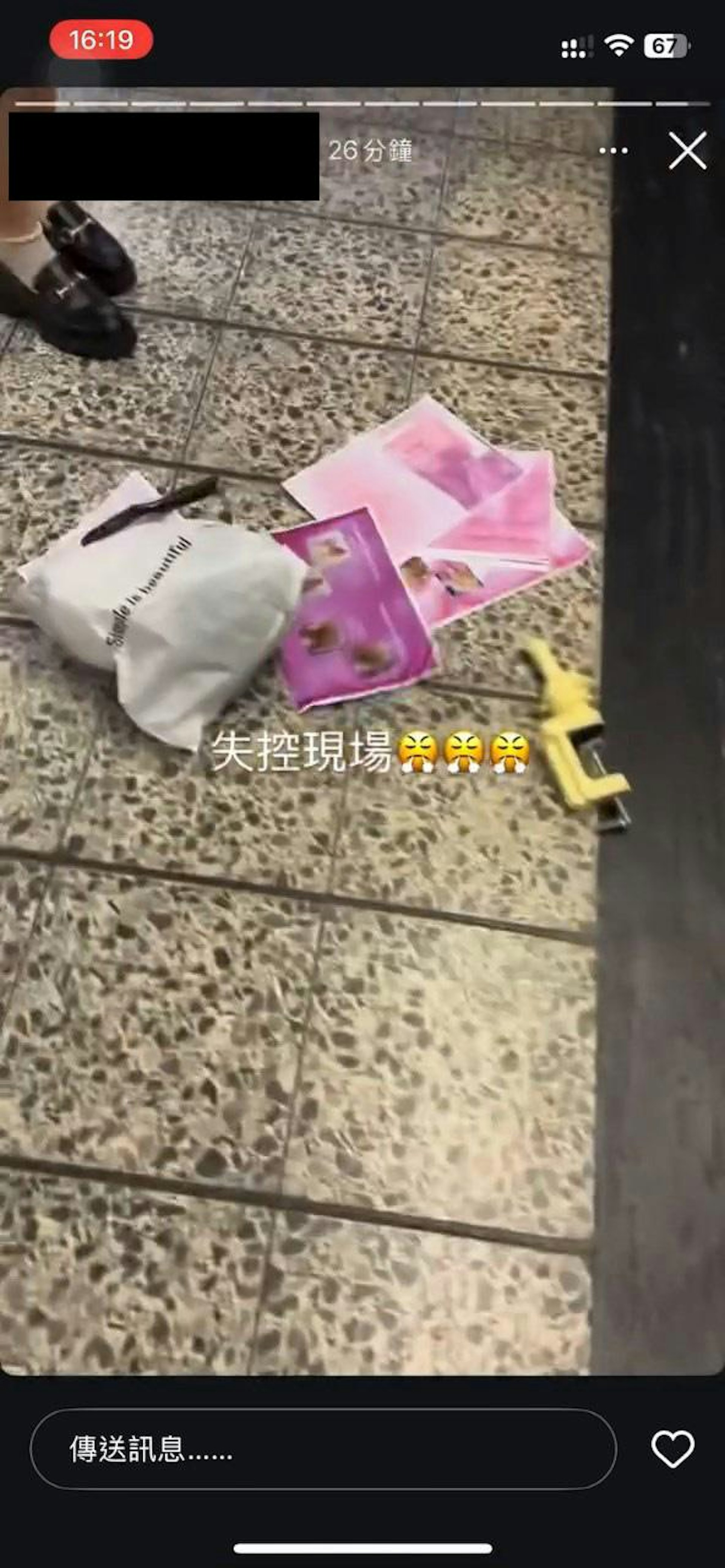 港女之後取出自己袋內物品猛力拋擲,並拿起四散的紙張撕爛。(nicknick0920/threads)