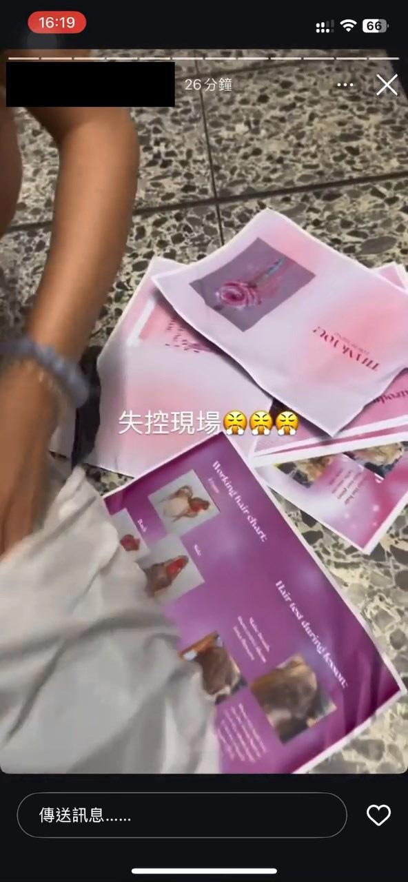 港女之後取出自己袋內物品猛力拋擲，並拿起四散的紙張撕爛。（nicknick0920／threads）