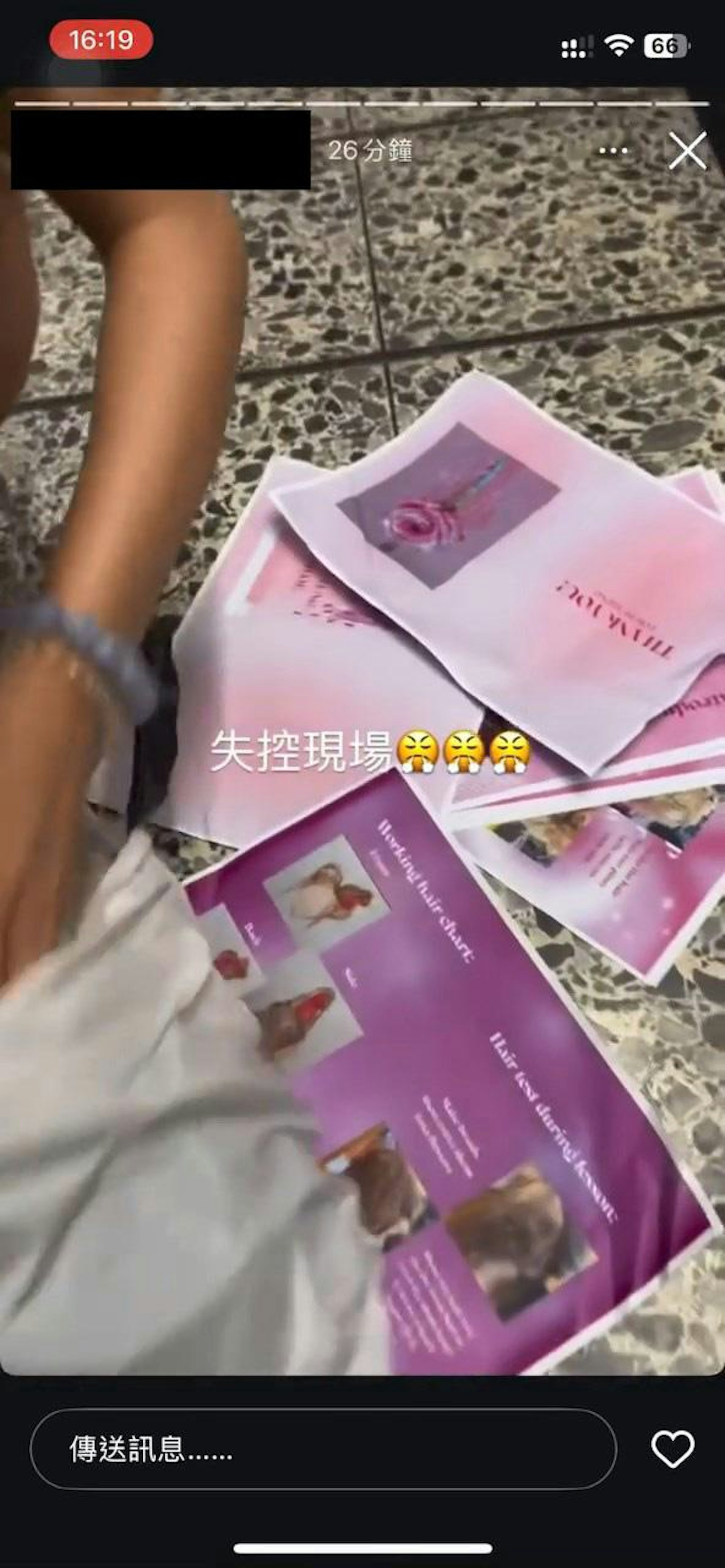 港女之後取出自己袋內物品猛力拋擲,並拿起四散的紙張撕爛。(nicknick0920/threads)