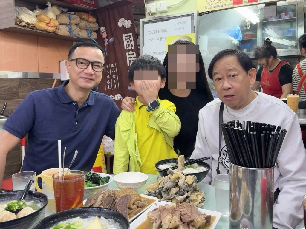 黎彼得在茶餐廳與好友鍾志光低調慶生。（小紅書圖片）