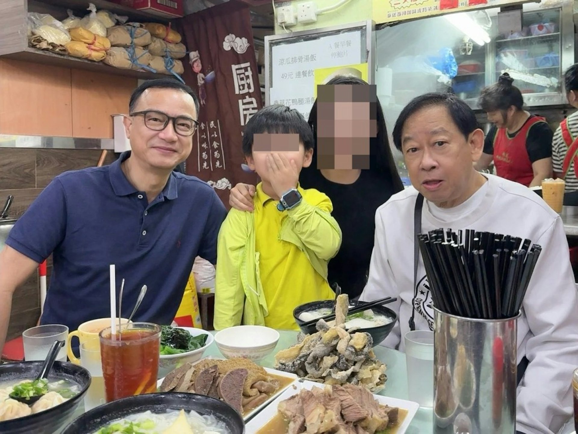 黎彼得在茶餐廳與好友鍾志光低調慶生。(小紅書圖片)