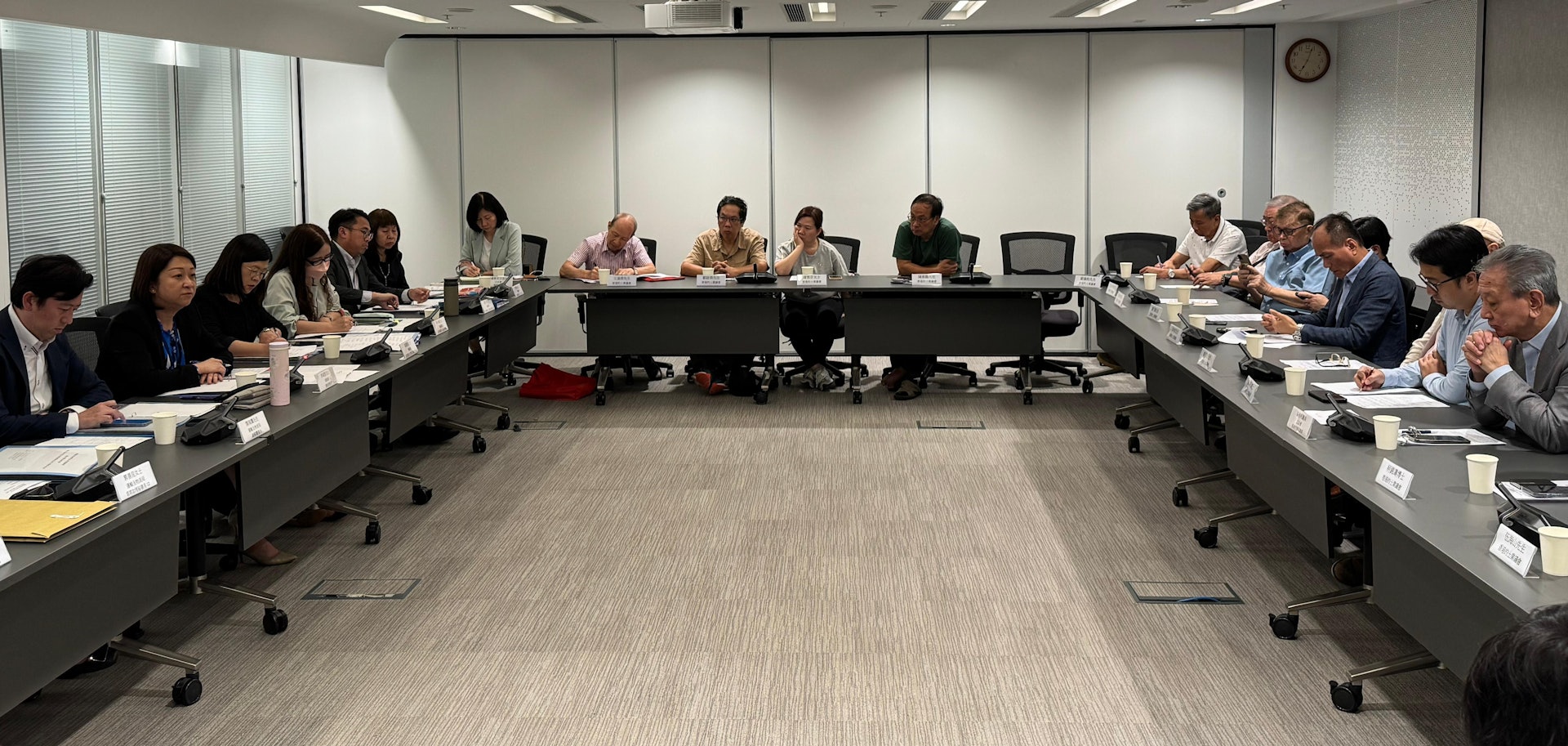 運輸署署長李頌恩(左二)今日(5月15日)與約20名的士業界代表和相關立法會議員會面,重申政府有決心持續依法打擊非法「白牌車」,以及在今年內就規管網約車平台訂立建議。(政府新聞處圖片) 運輸署署長李頌恩(左二)今日(5月15日)與約20名的士業界代表和相關立法會議員會面,重申政府有決心持續依法打擊非法「白牌車」,以及在今年內就規管網約車平台訂立建議。(政府新聞處圖片)