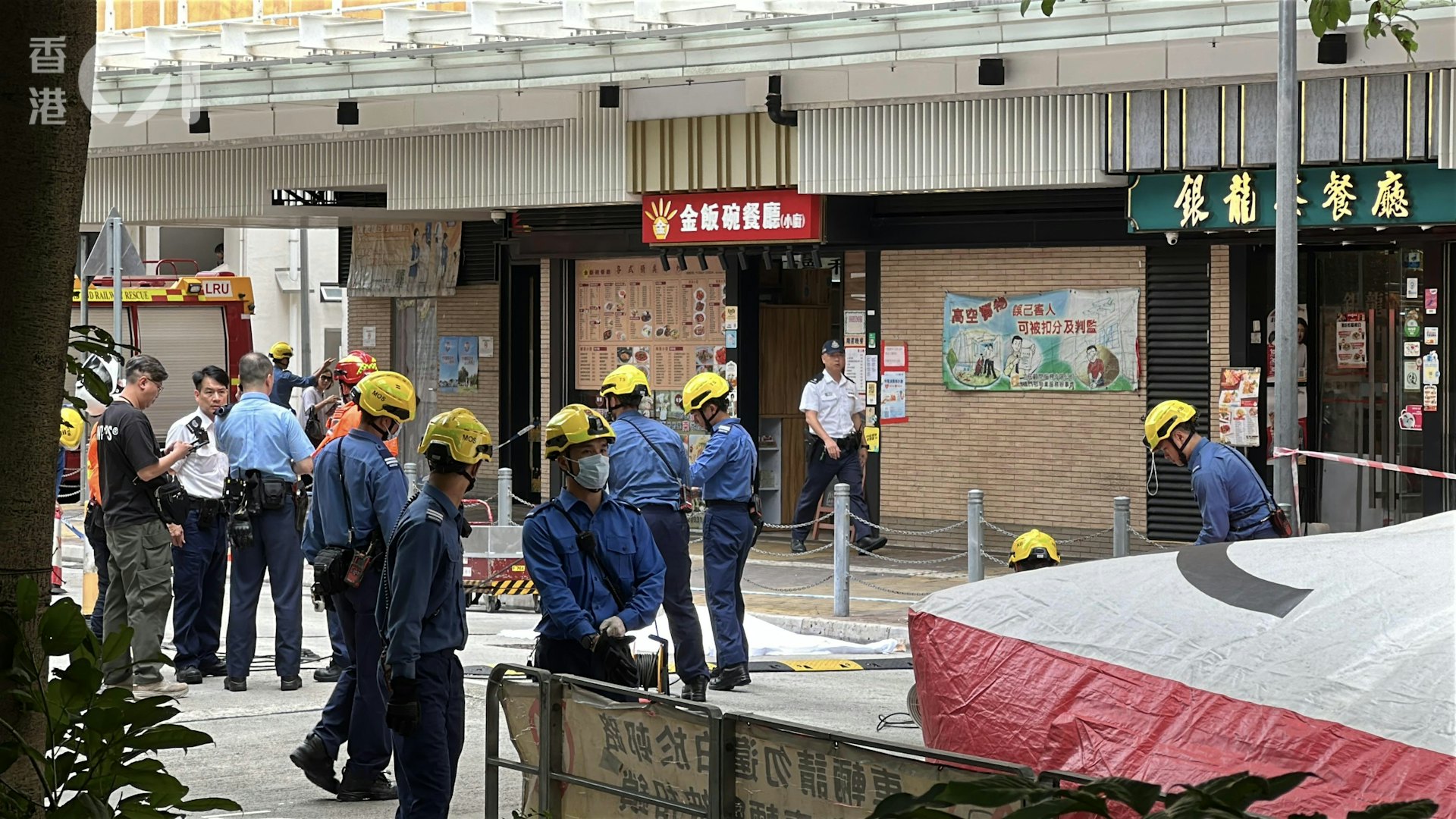 消防員接報到場,打開救生氣墊戒備,惟男子最終墮下。(黃學潤攝) 消防員接報到場,打開救生氣墊戒備,惟男子最終墮下。(黃學潤攝)