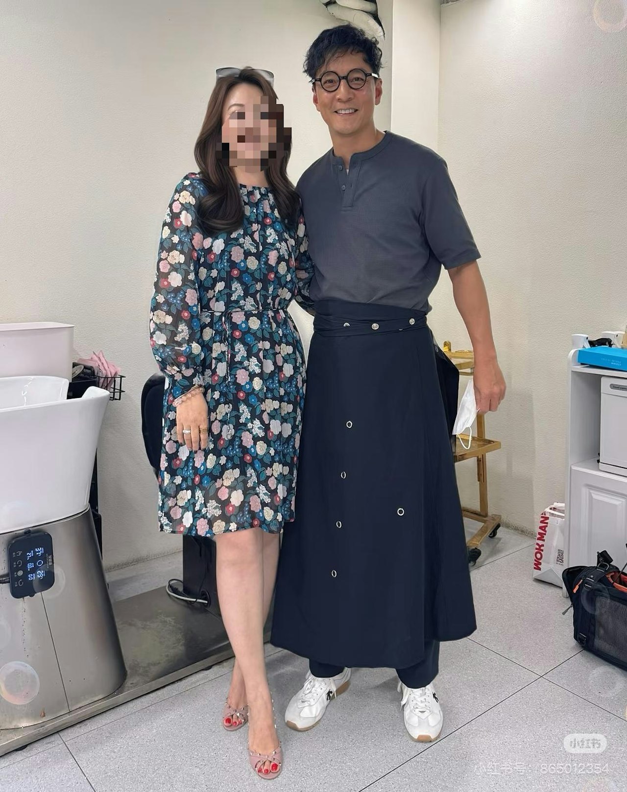 男神吴彦祖帮人洗头! (小红书照片)